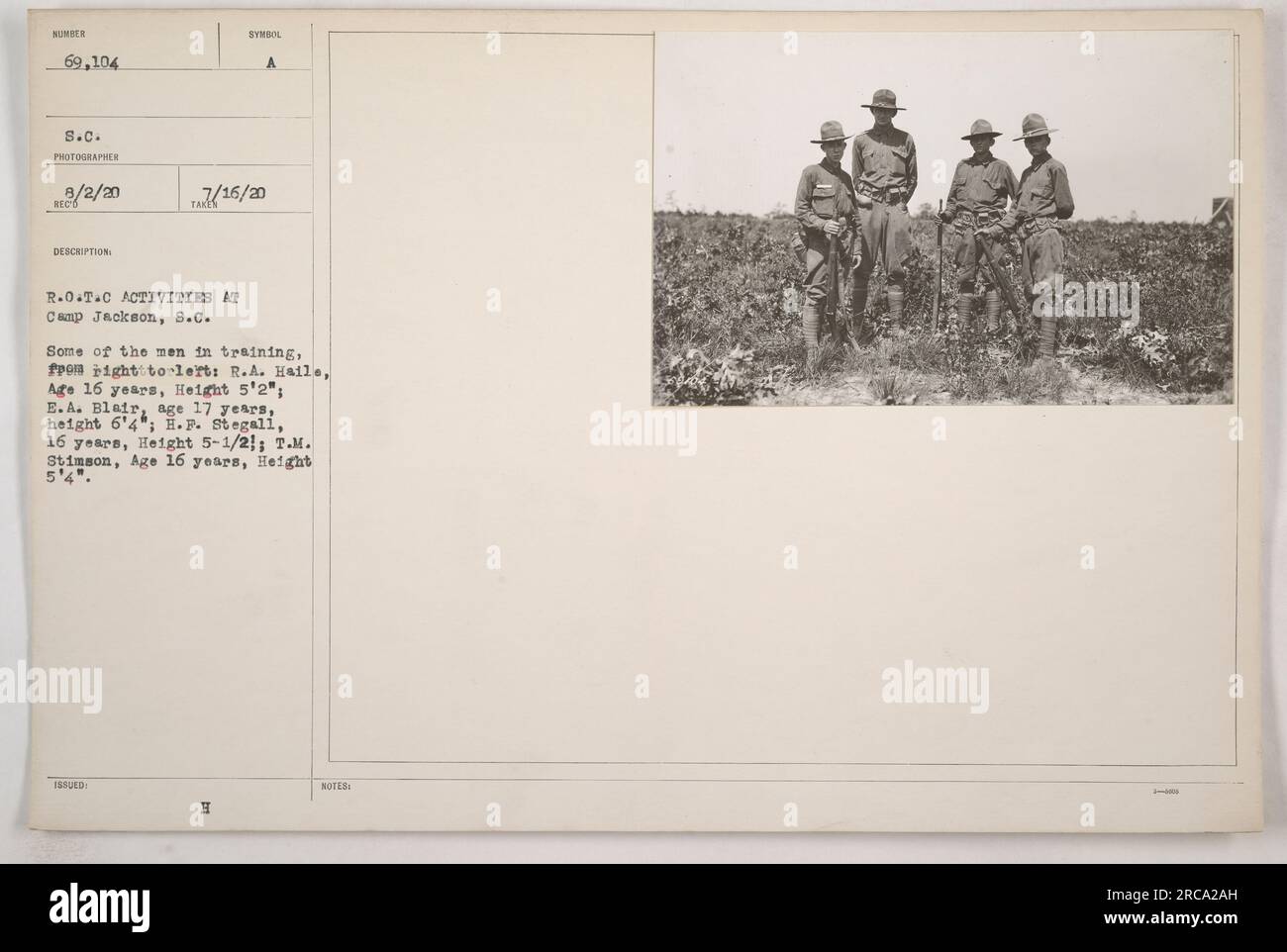 Activités R.O.T.C. au Camp Jackson, S.C., avec quatre stagiaires. Ils sont identifiés comme R.A. Haile, 16 ans, 5'2' de haut ; E.A. Blair, 17 ans, 6'4' de haut ; H.F. Stegall, 16 ans, 5'1/2' de haut ; T.M. Stimson, 16 ans, 5'4' de haut. Photographie prise le 2 août 1920 dans le cadre du programme d'entraînement militaire. Banque D'Images