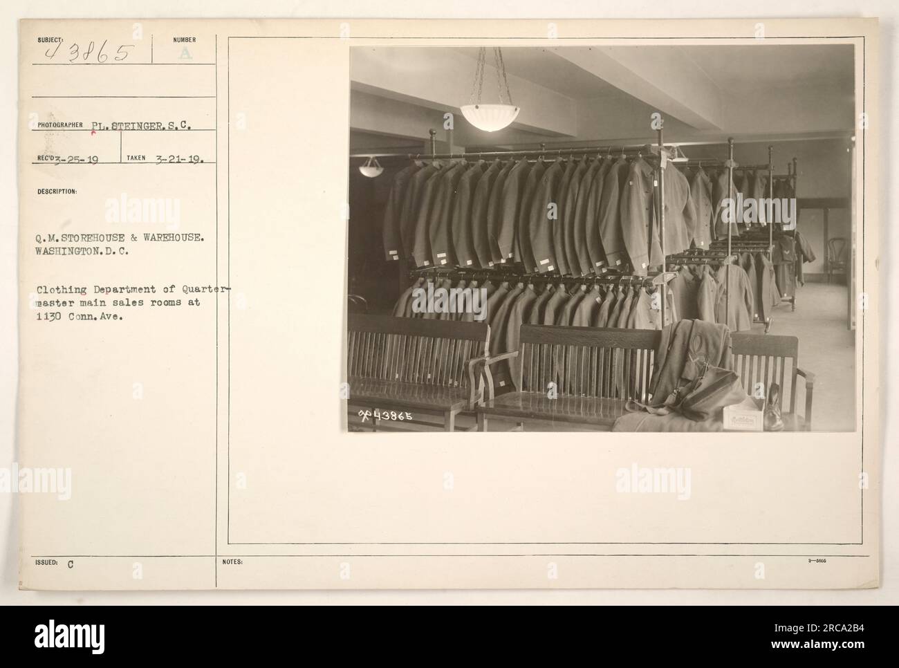 Département vêtements des salles de vente principales Quarter Master au 1130 Connecticut Ave à Washington, DC Cette image montre l'entrepôt Q.M. pendant la première Guerre mondiale. La photographie a été prise par le photographe PL. Steinger le 21 mars 1919 avec le numéro SC 43865. Banque D'Images