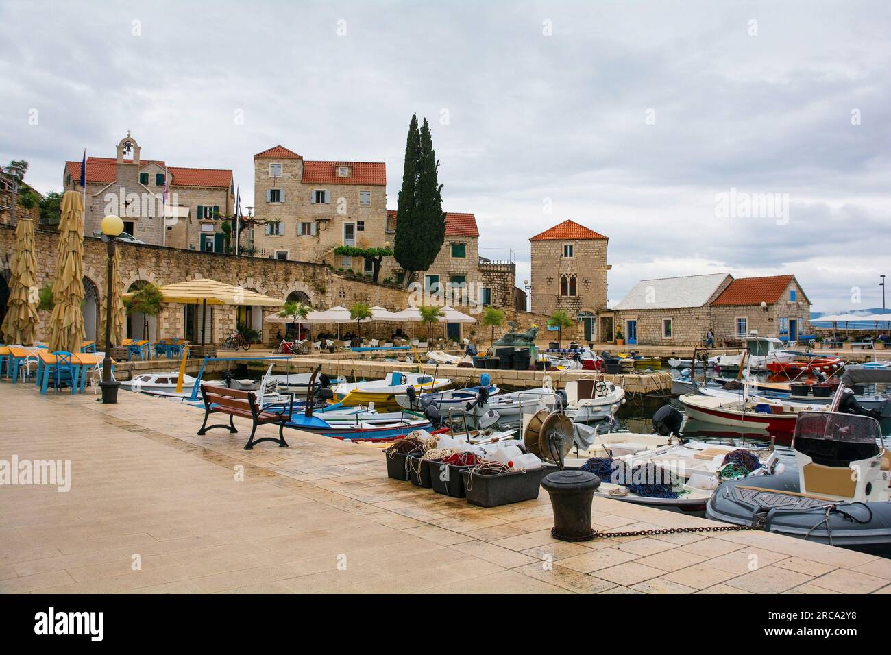 La zone portuaire de la ville de bol sur l'île de Brac, Croatie Banque D'Images