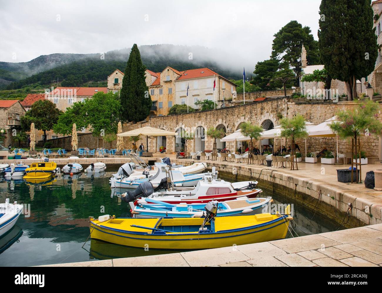 La zone portuaire de la ville de bol sur l'île de Brac, Croatie Banque D'Images