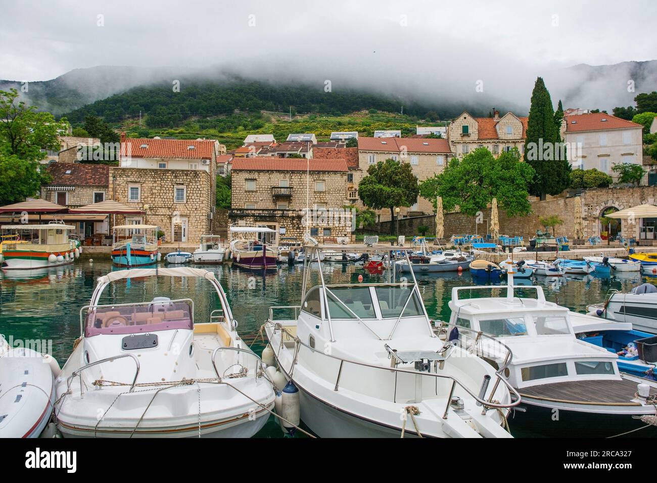 La zone portuaire de la ville de bol sur l'île de Brac, Croatie Banque D'Images