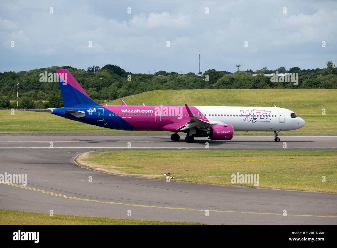 Wizz Air Malta Airbus A321-271 prêt pour le décollage à l'aéroport de Birmingham, Royaume-Uni (9H-WDK) Banque D'Images
