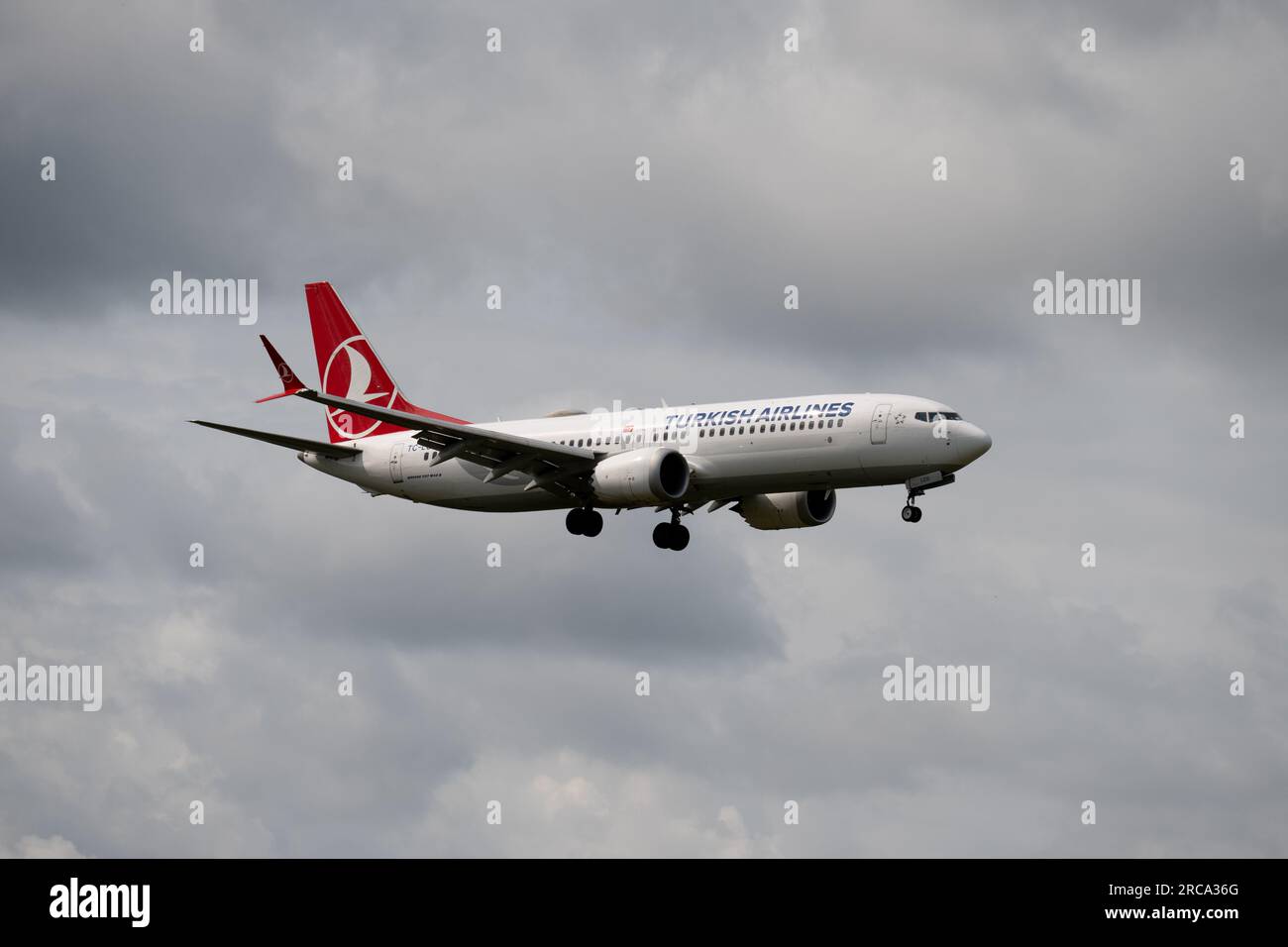 Turkish Airlines Boeing 737 MAX 8 atterrissant à l'aéroport de Birmingham, Royaume-Uni (TC-LCS) Banque D'Images