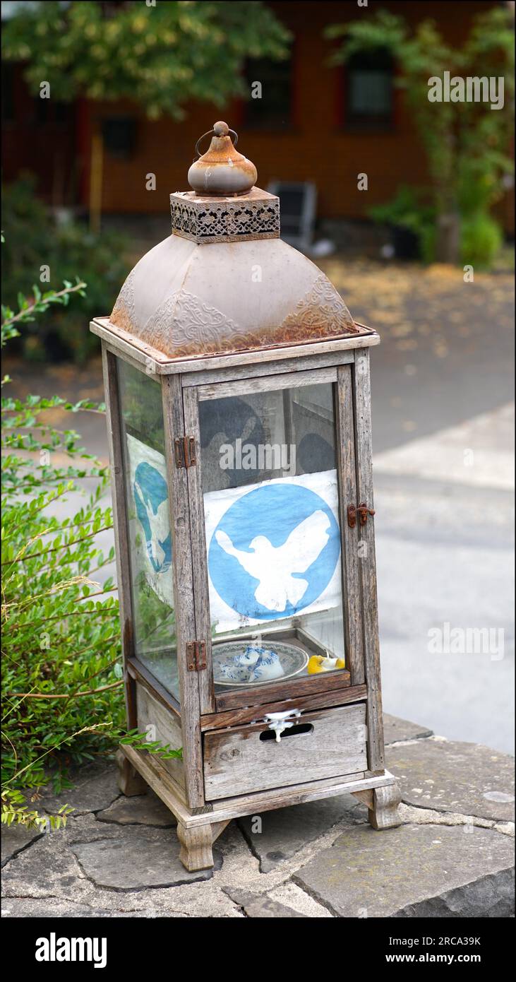 Une lanterne avec une colombe de la paix devant une église. Banque D'Images