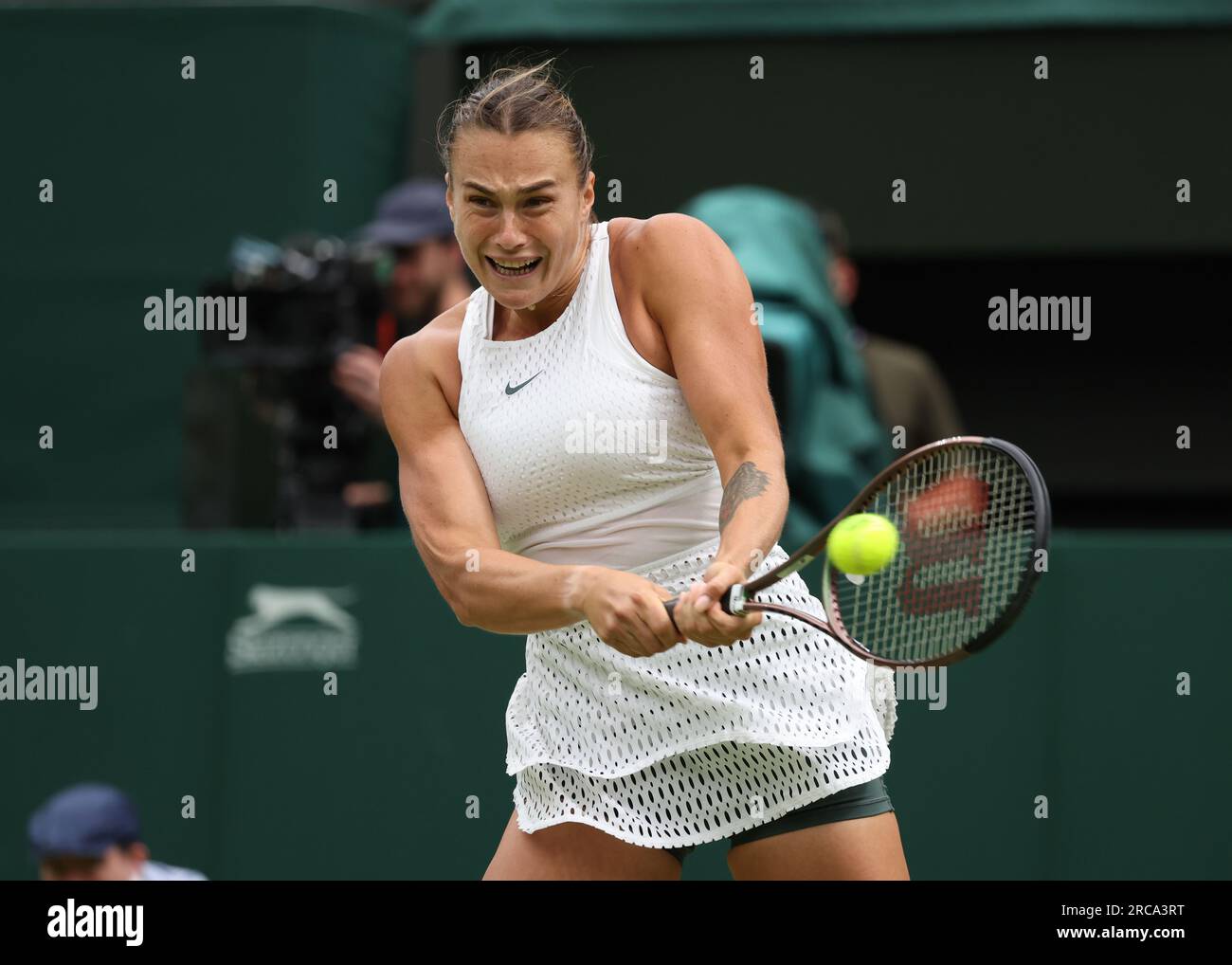 13 juillet 2023 ; All England Lawn tennis and Croquet Club, Londres, Angleterre : Tournoi de tennis de Wimbledon ; Aryna Sabalenka (BLR) avec un coup de dos à ONS Jabeur (TUN) Banque D'Images