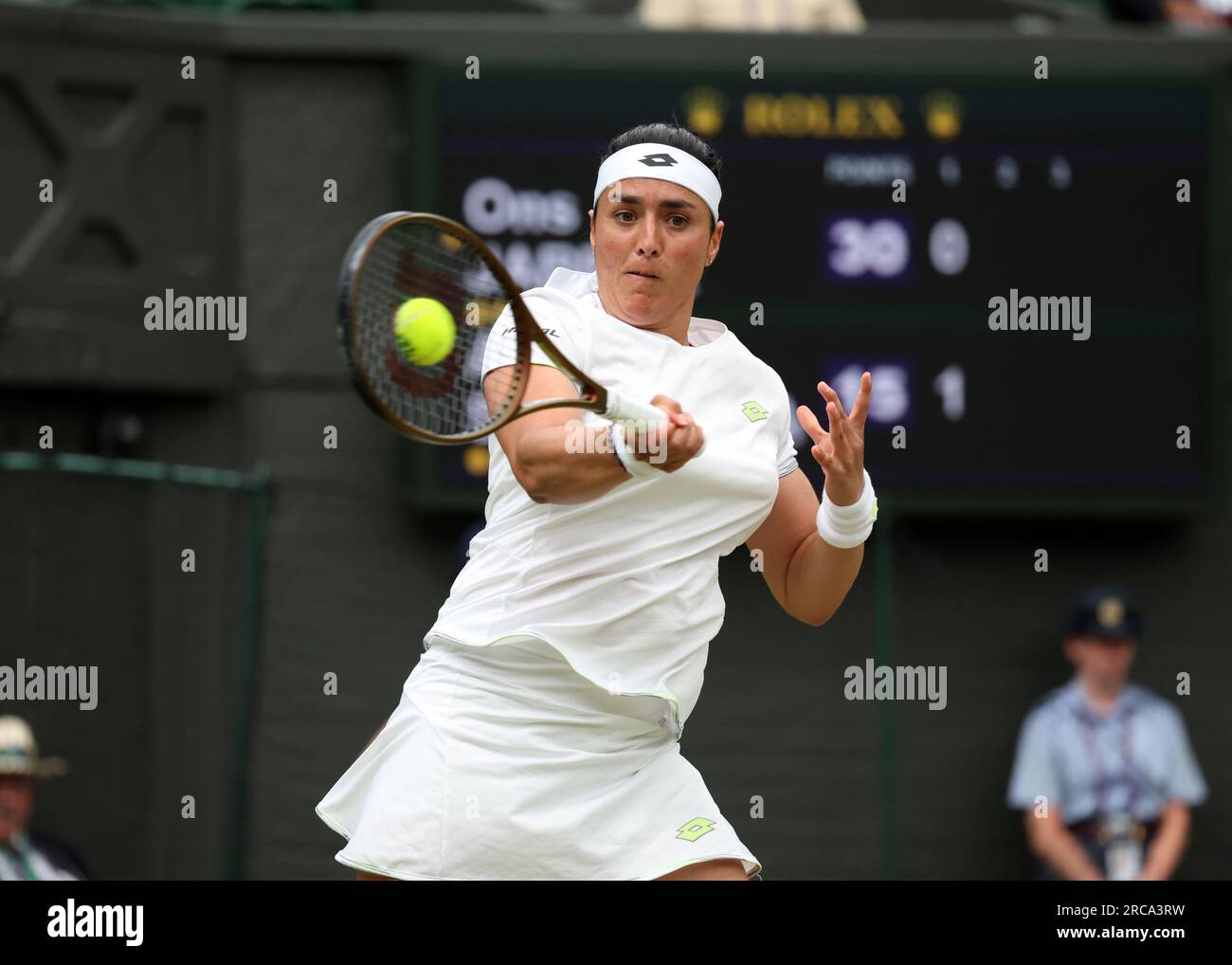13 juillet 2023 ; All England Lawn tennis and Croquet Club, Londres, Angleterre : Tournoi de tennis de Wimbledon ; ONS Jabeur (TUN) avec un coup de main à Aryna Sabalenka (BLR) Banque D'Images