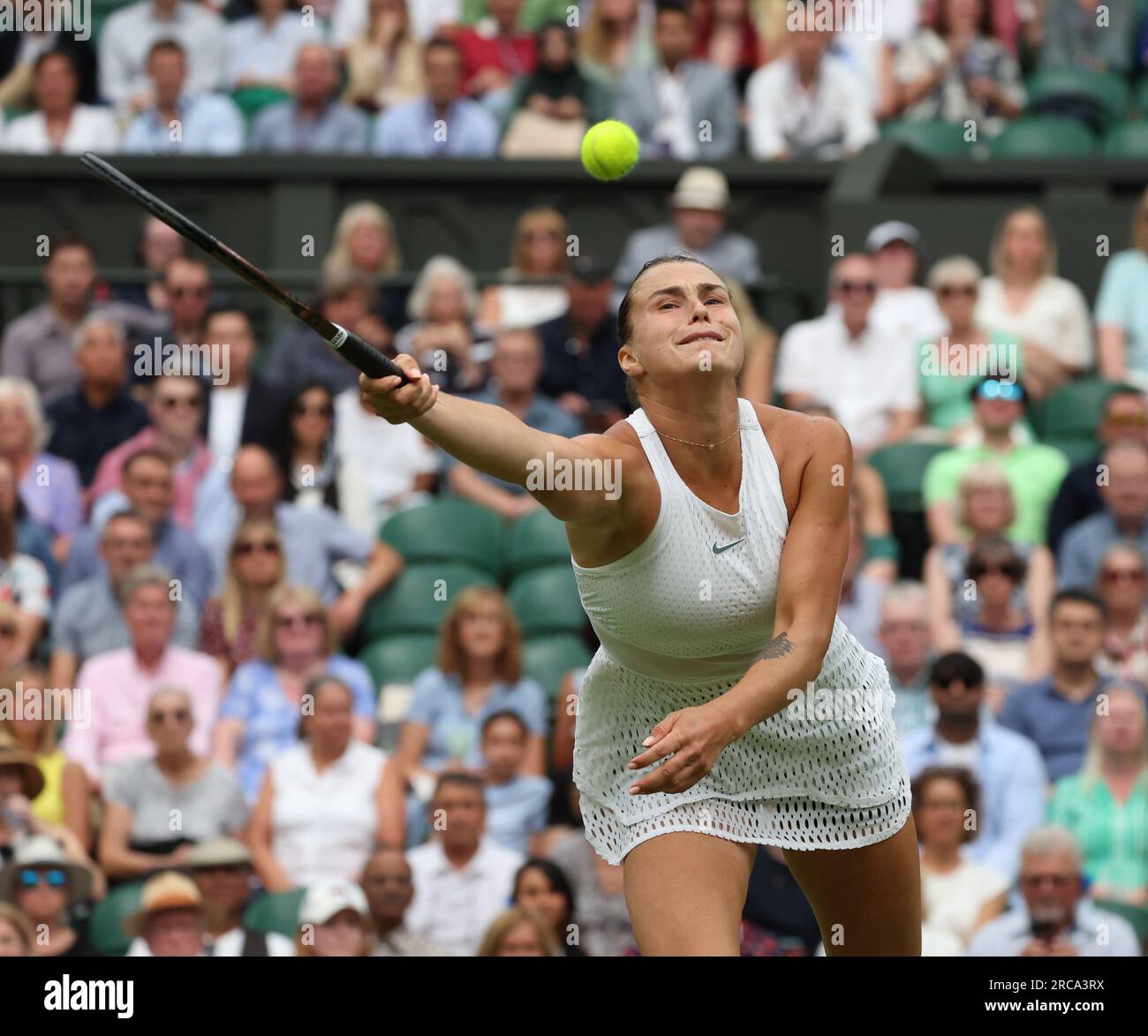 13 juillet 2023 ; All England Lawn tennis and Croquet Club, Londres, Angleterre : Tournoi de tennis de Wimbledon ; Aryna Sabalenka (BLR) s'étire pour jouer un coup d'avance à ONS Jabeur (TUN) mais manque Banque D'Images