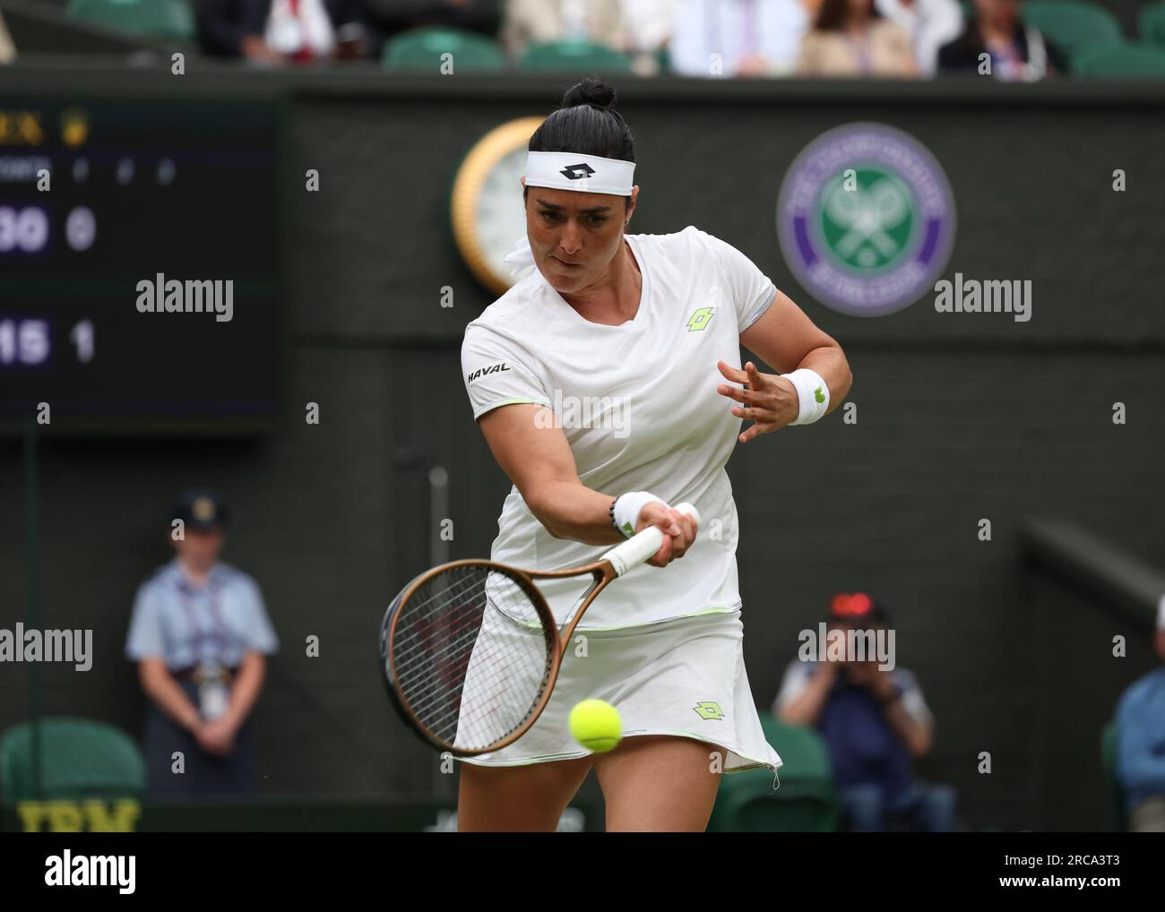 13 juillet 2023 ; All England Lawn tennis and Croquet Club, Londres, Angleterre : Tournoi de tennis de Wimbledon ; ONS Jabeur (TUN) avec un coup de main à Aryna Sabalenka (BLR) Banque D'Images