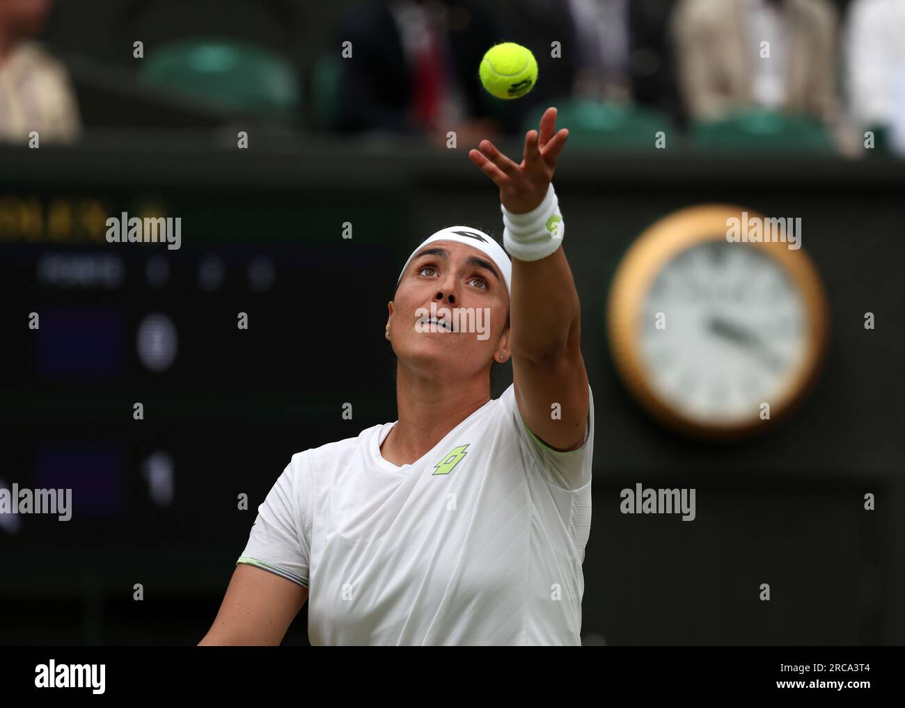 13 juillet 2023 ; All England Lawn tennis and Croquet Club, Londres, Angleterre : tournoi de tennis de Wimbledon ; ONS Jabeur (TUN) sert à Aryna Sabalenka (BLR) Banque D'Images