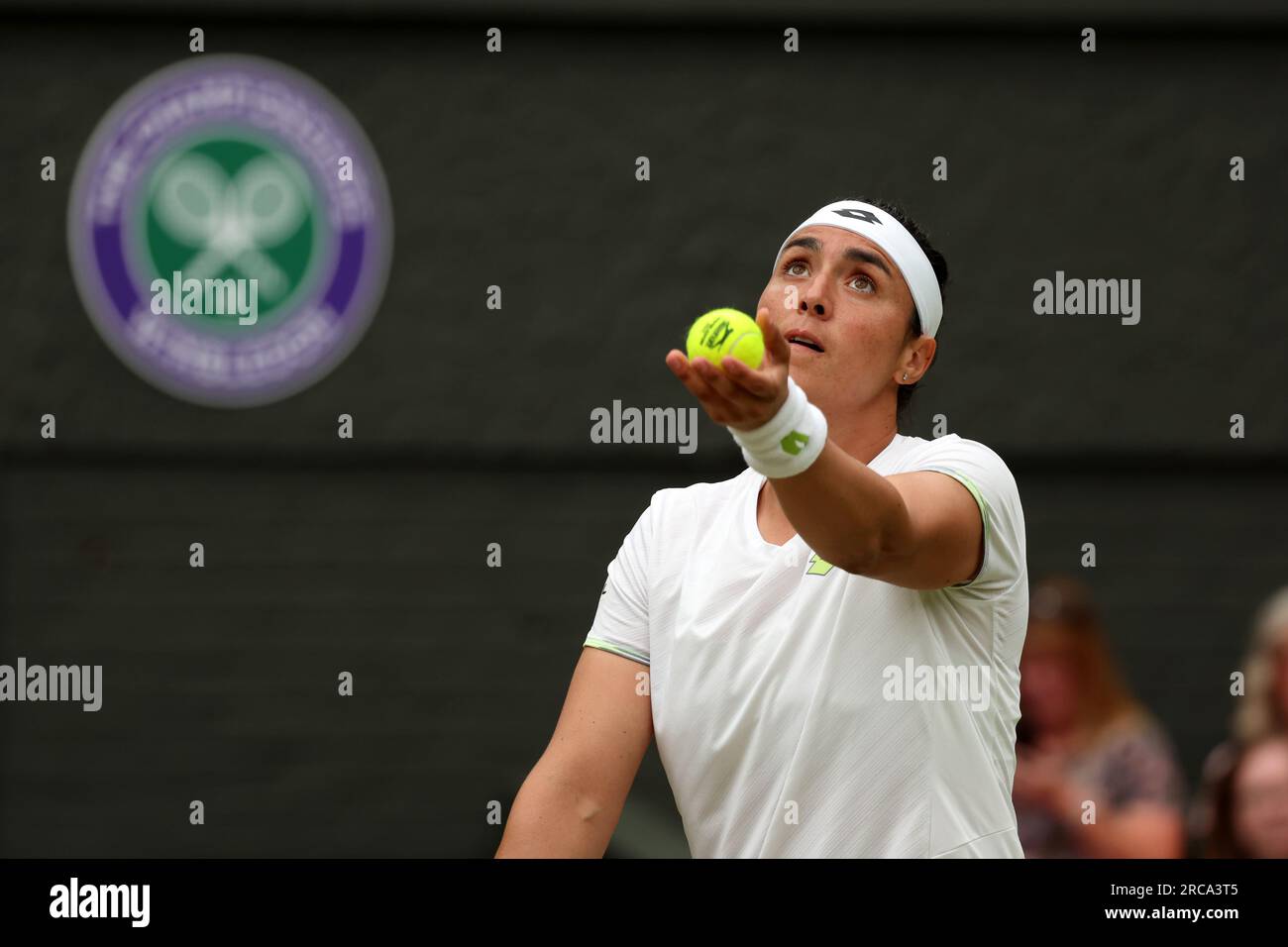 13 juillet 2023 ; All England Lawn tennis and Croquet Club, Londres, Angleterre : tournoi de tennis de Wimbledon ; ONS Jabeur (TUN) sert à Aryna Sabalenka (BLR) Banque D'Images