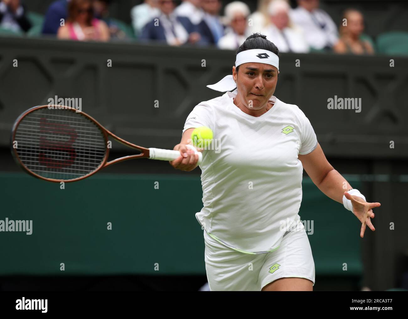 13 juillet 2023 ; All England Lawn tennis and Croquet Club, Londres, Angleterre : Tournoi de tennis de Wimbledon ; ONS Jabeur (TUN) avec un coup de main à Aryna Sabalenka (BLR) Banque D'Images