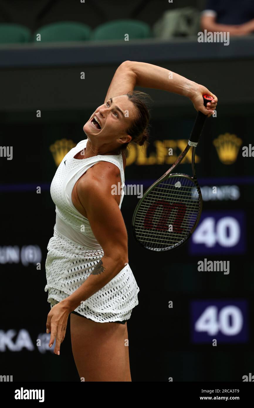 13 juillet 2023 ; All England Lawn tennis and Croquet Club, Londres, Angleterre : tournoi de tennis de Wimbledon ; Aryna Sabalenka (BLR) sert à ONS Jabeur (TUN) Banque D'Images