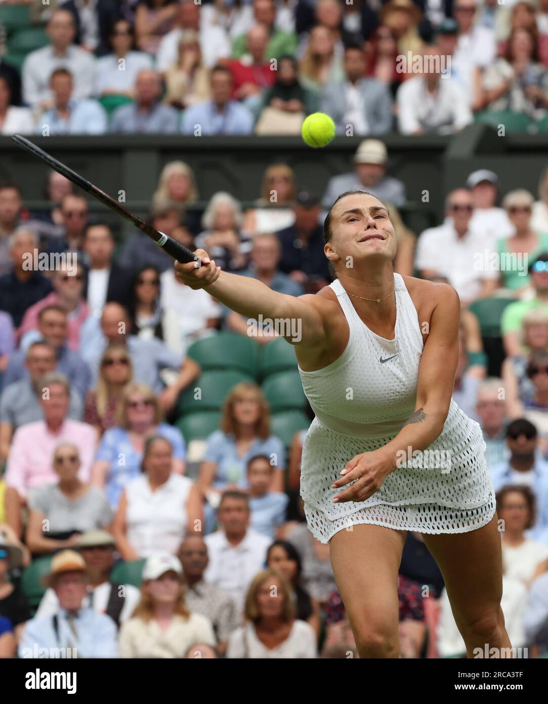 13 juillet 2023 ; All England Lawn tennis and Croquet Club, Londres, Angleterre : Tournoi de tennis de Wimbledon ; Aryna Sabalenka (BLR) s'étire pour jouer un coup d'avance à ONS Jabeur (TUN) mais manque Banque D'Images