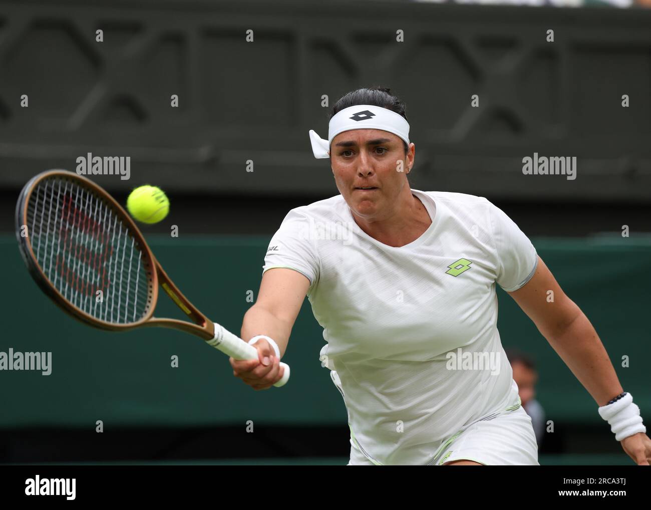 13 juillet 2023 ; All England Lawn tennis and Croquet Club, Londres, Angleterre : Tournoi de tennis de Wimbledon ; ONS Jabeur (TUN) avec un coup de main à Aryna Sabalenka (BLR) Banque D'Images