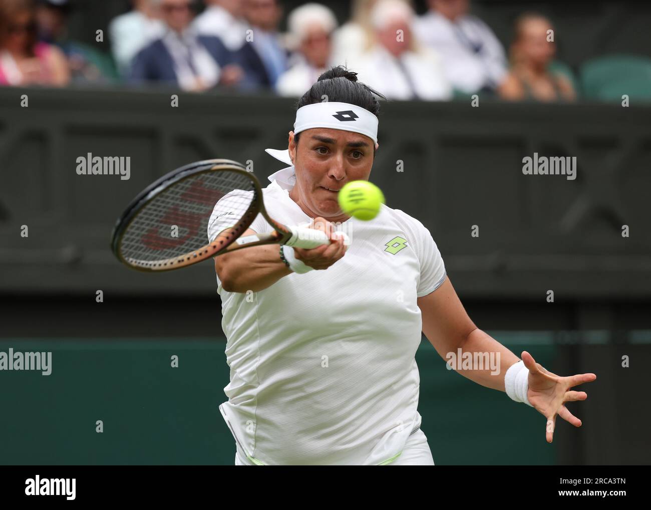 13 juillet 2023 ; All England Lawn tennis and Croquet Club, Londres, Angleterre : Tournoi de tennis de Wimbledon ; ONS Jabeur (TUN) avec un coup de main à Aryna Sabalenka (BLR) Banque D'Images