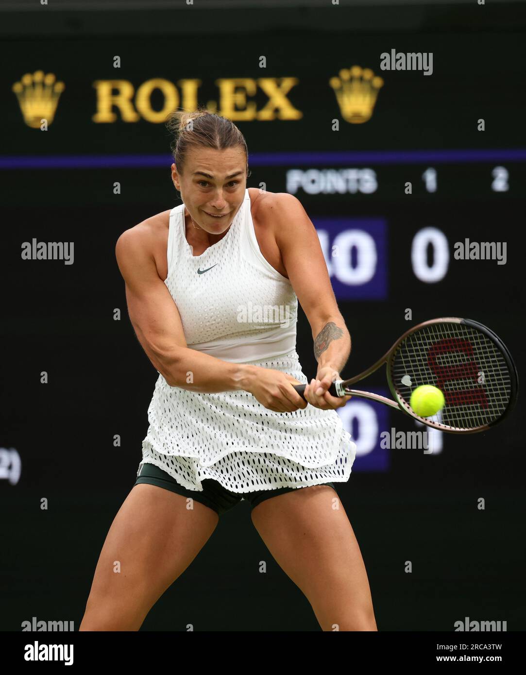13 juillet 2023 ; All England Lawn tennis and Croquet Club, Londres, Angleterre : Tournoi de tennis de Wimbledon ; Aryna Sabalenka (BLR) avec un coup de dos à ONS Jabeur (TUN) Banque D'Images