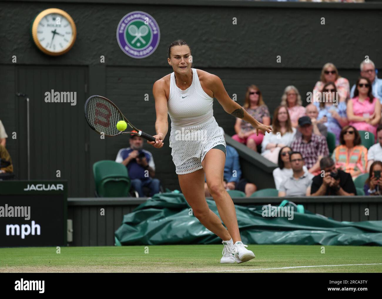 13 juillet 2023 ; All England Lawn tennis and Croquet Club, Londres, Angleterre : tournoi de tennis de Wimbledon ; Aryna Sabalenka (BLR) avec un coup de main à ONS Jabeur (TUN) Banque D'Images