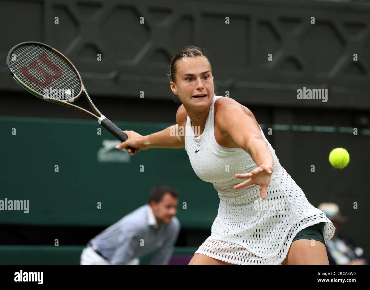 13 juillet 2023 ; All England Lawn tennis and Croquet Club, Londres, Angleterre : tournoi de tennis de Wimbledon ; Aryna Sabalenka (BLR) avec un coup de main à ONS Jabeur (TUN) Banque D'Images