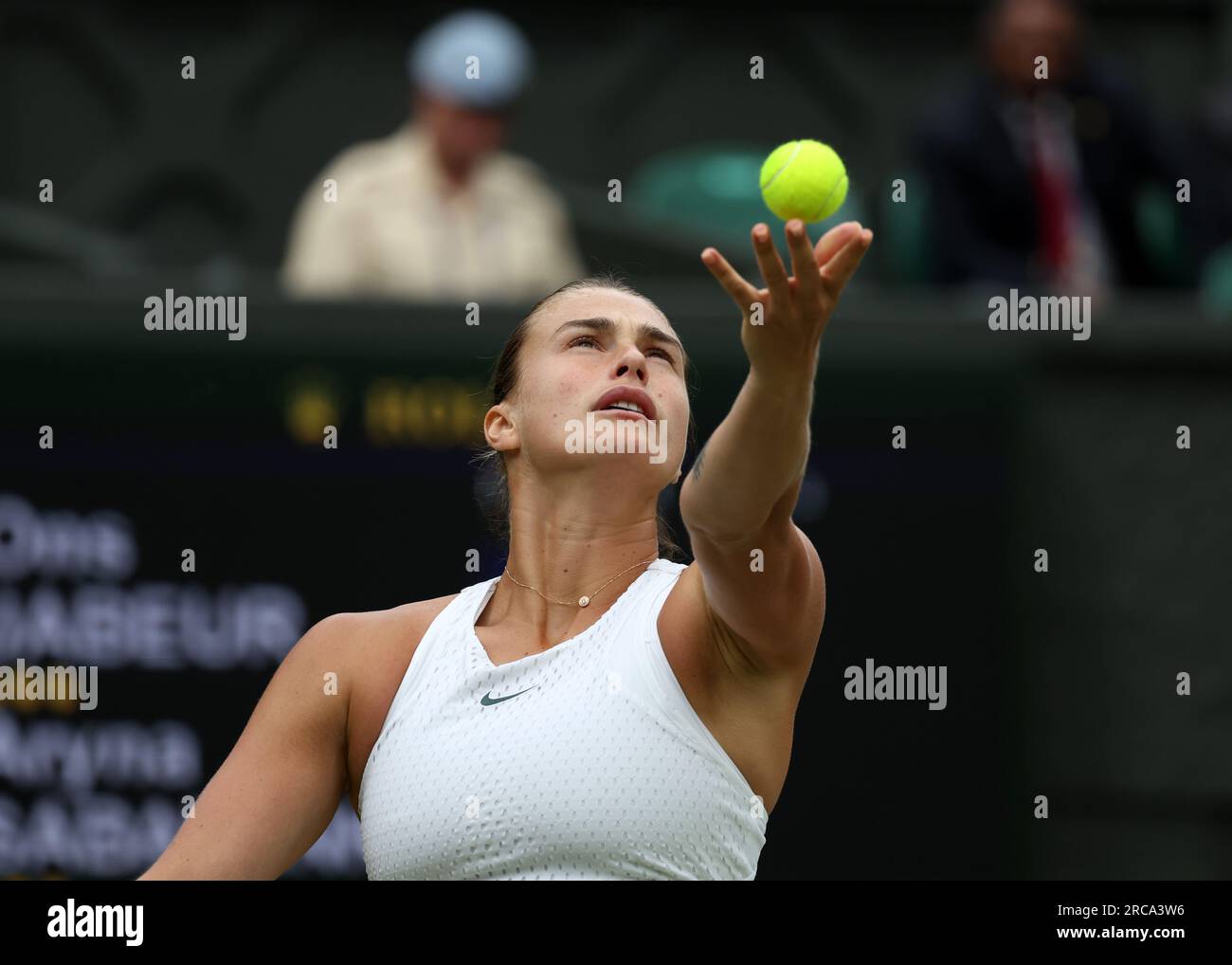 13 juillet 2023 ; All England Lawn tennis and Croquet Club, Londres, Angleterre : tournoi de tennis de Wimbledon ; Aryna Sabalenka (BLR) sert à ONS Jabeur (TUN) Banque D'Images