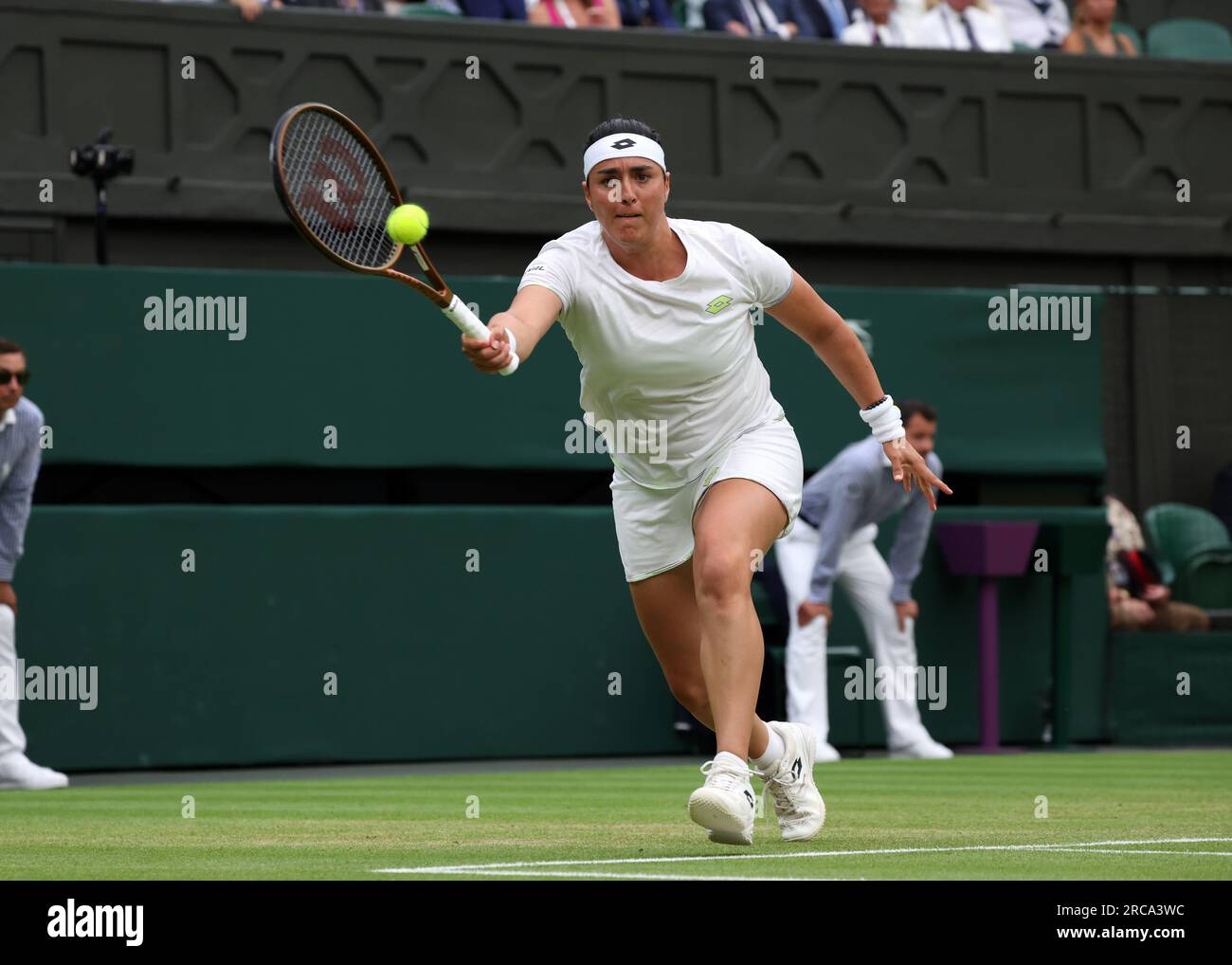 13 juillet 2023 ; All England Lawn tennis and Croquet Club, Londres, Angleterre : Tournoi de tennis de Wimbledon ; ONS Jabeur (TUN) avec un coup de main à Aryna Sabalenka (BLR) Banque D'Images