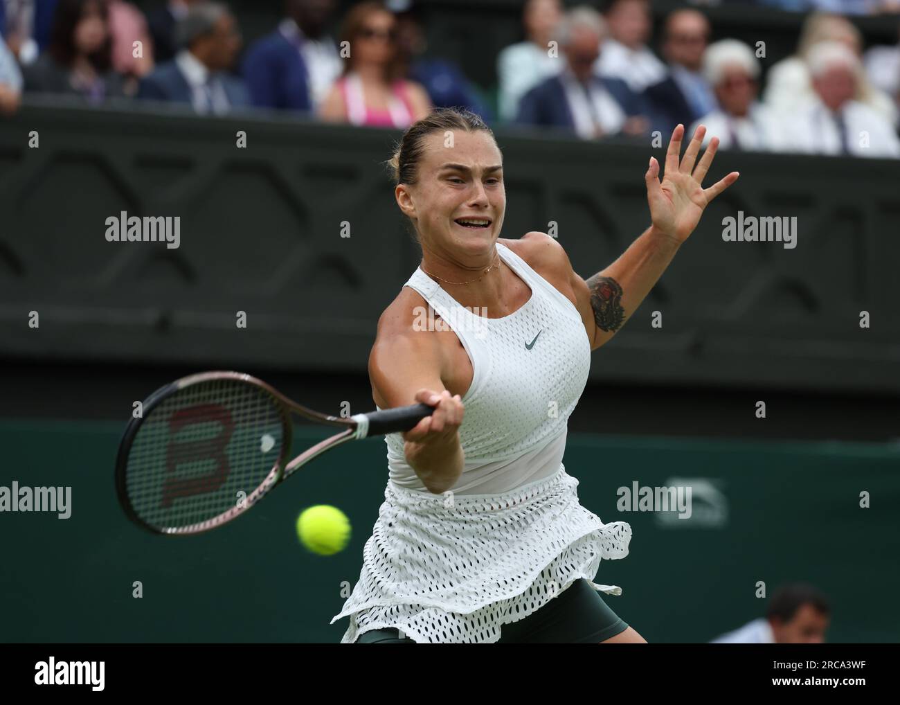 13 juillet 2023 ; All England Lawn tennis and Croquet Club, Londres, Angleterre : tournoi de tennis de Wimbledon ; Aryna Sabalenka (BLR) avec un coup de main à ONS Jabeur (TUN) Banque D'Images