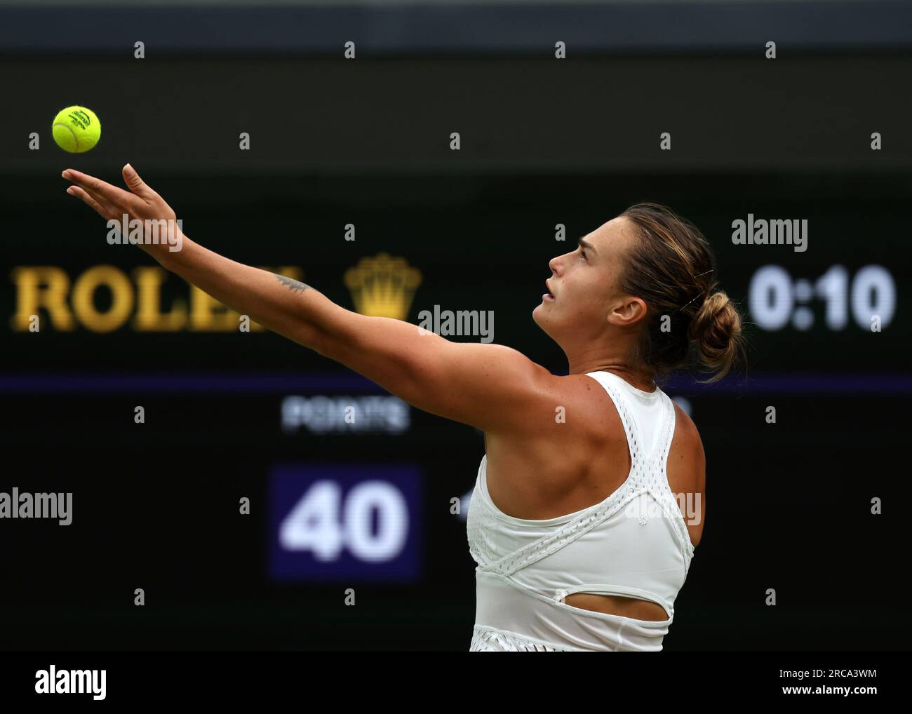 13 juillet 2023 ; All England Lawn tennis and Croquet Club, Londres, Angleterre : tournoi de tennis de Wimbledon ; Aryna Sabalenka (BLR) sert à ONS Jabeur (TUN) Banque D'Images