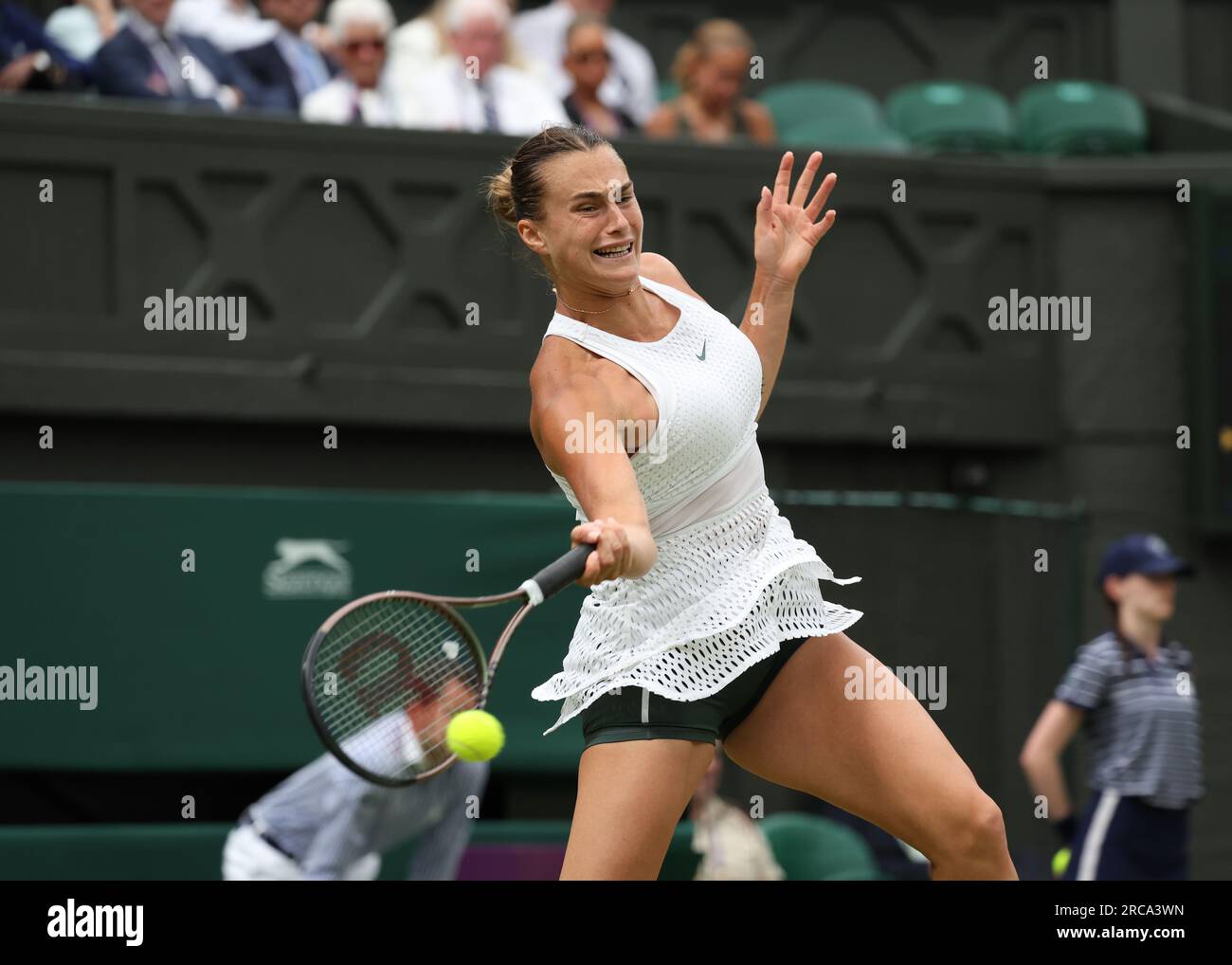 13 juillet 2023 ; All England Lawn tennis and Croquet Club, Londres, Angleterre : tournoi de tennis de Wimbledon ; Aryna Sabalenka (BLR) avec un coup de main à ONS Jabeur (TUN) Banque D'Images