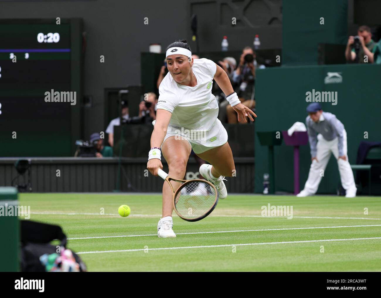 13 juillet 2023 ; All England Lawn tennis and Croquet Club, Londres, Angleterre : Tournoi de tennis de Wimbledon ; ONS Jabeur (TUN) sprints avec un coup de revers à Aryna Sabalenka (BLR) Banque D'Images