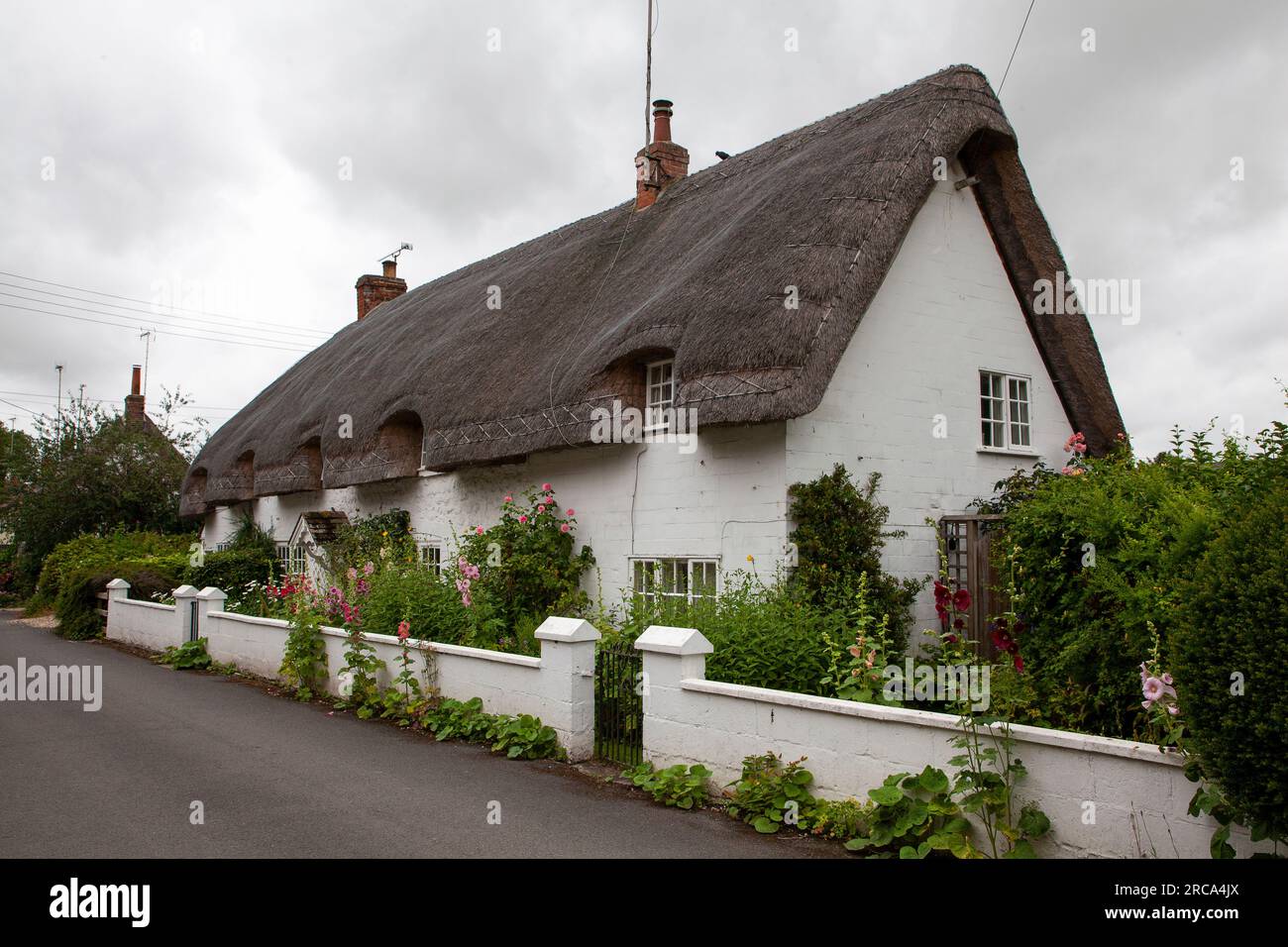 Une maison avec un toit de chaume, dans Avebury Whiltshire Banque D'Images