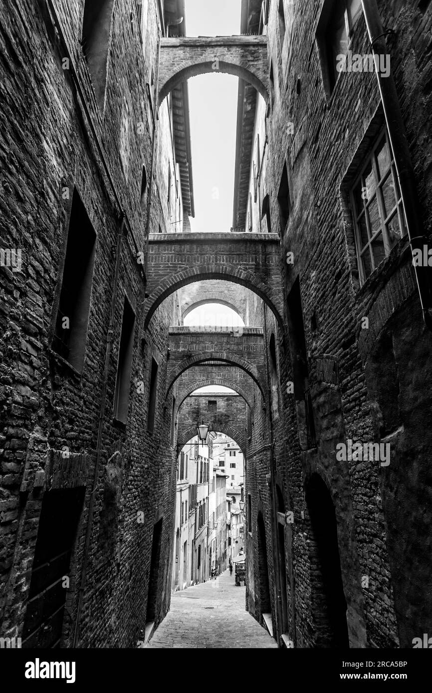 Sienne, Italie - APR 7, 2022: Architecture générique et vue sur la rue depuis la ville historique italienne de Sienne en Toscane. Banque D'Images
