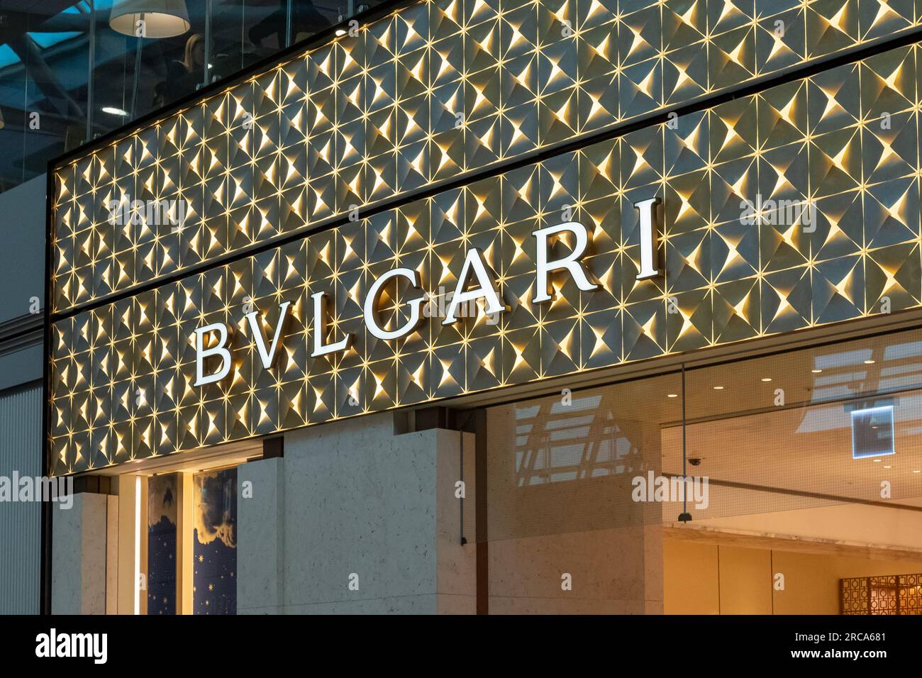 Séoul, Corée du Sud - 20 février 2023 : signalétique de la boutique BVLGARI à l'aéroport international d'Incheon. C'est une maison de mode de luxe gréco-italienne. Banque D'Images