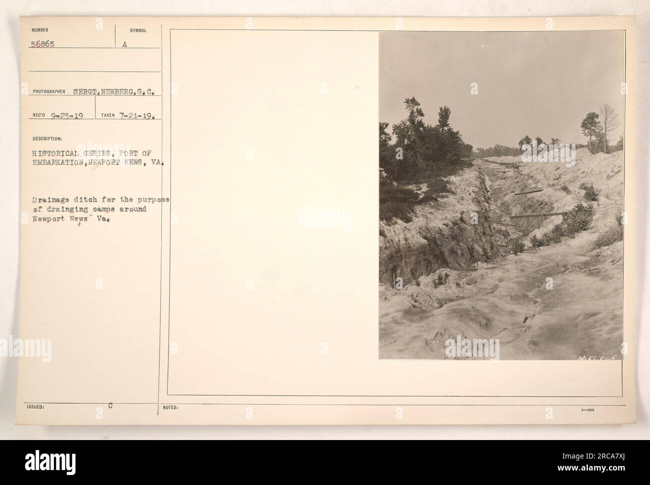 L'image 56865 de la série historique montre un fossé de drainage au port d'embarquement, Newport News, Virginie. Ce fossé servait à drainer les camps près de Newport News. La photographie a été prise par le sergent-photographe Newberg, S.C. le 21 juillet 1919. Il contient des marques indiquant son inclusion dans le Symbol Record 9-23-19 et sa délivrance. Banque D'Images