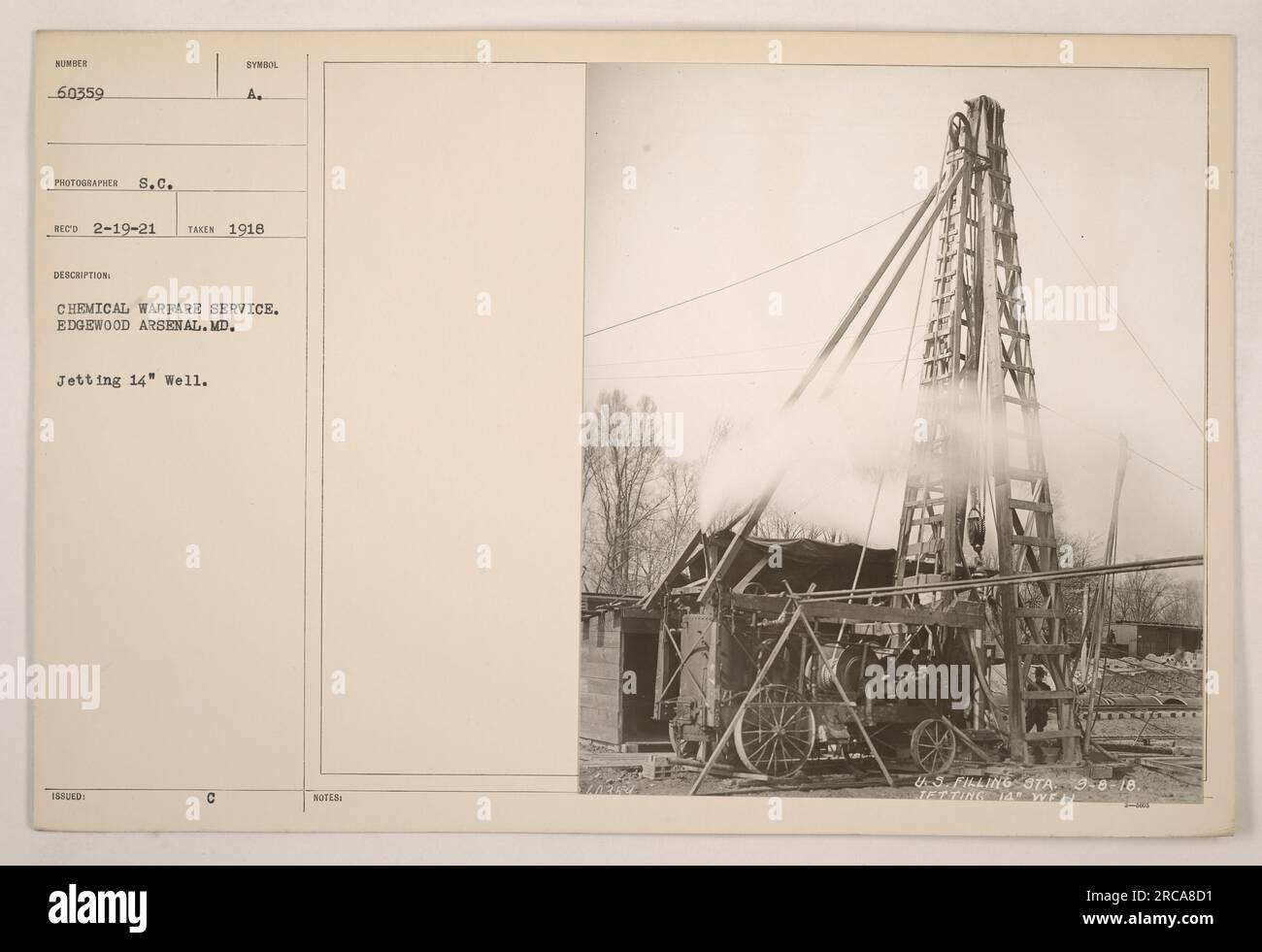 Opération du Chemical Warfare Service à Edgewood Arsenal dans le Maryland, pendant la première Guerre mondiale La photo montre le jet du 14' bien numéroté 60359. La photographie a été prise en 1918 par le photographe S.C. Le symbole dans l'image représente le service de guerre chimique. La description a été reçue le 19 février 1921, et note que cette opération de jet a eu lieu à l'arsenal d'Edgewood dans le Maryland. L'image a également été identifiée comme le problème A. U, avec des notes supplémentaires sur une station-service américaine datées du 8 septembre 1918. Banque D'Images