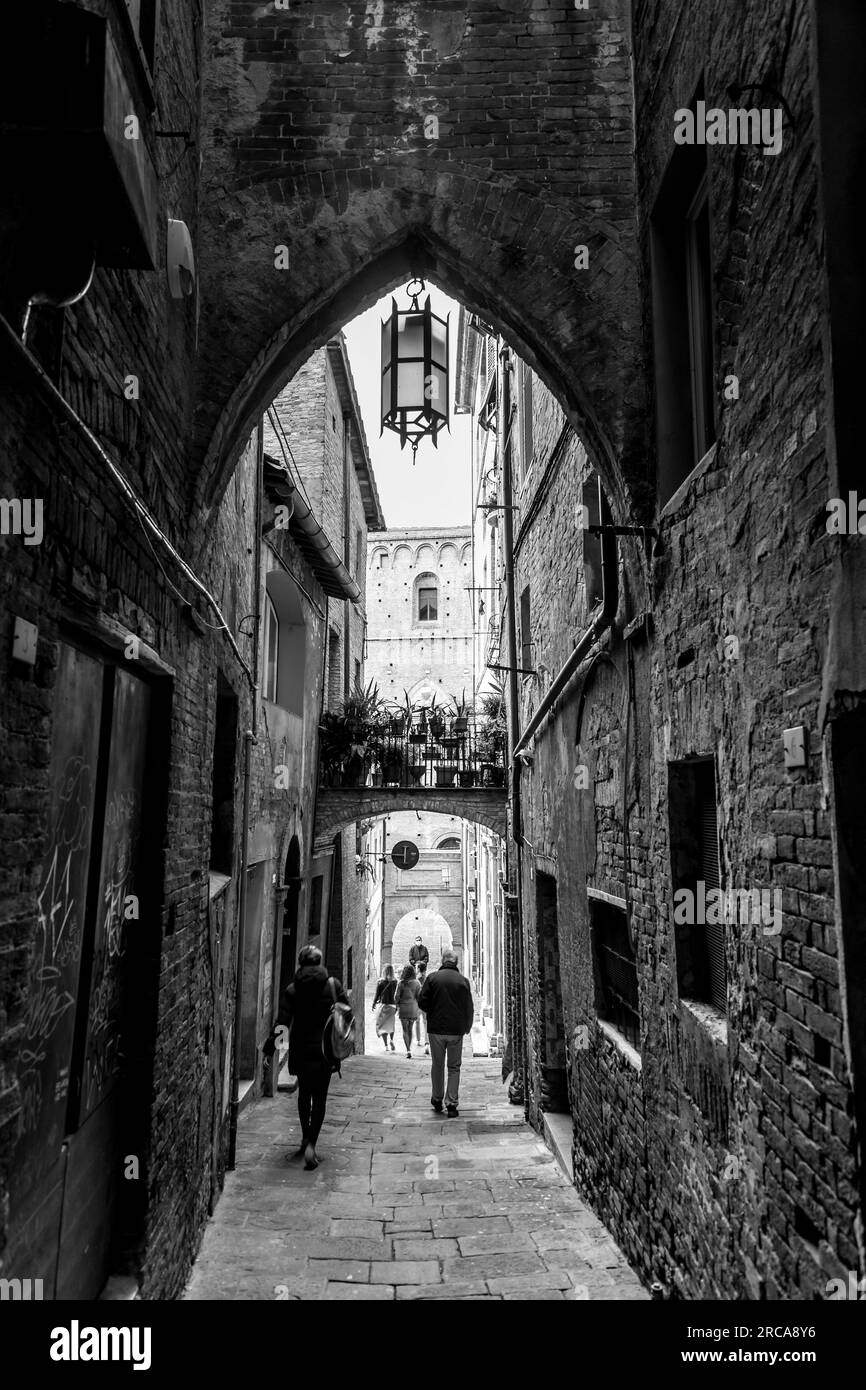 Sienne, Italie - APR 7, 2022: Architecture générique et vue sur la rue depuis la ville historique italienne de Sienne en Toscane. Banque D'Images