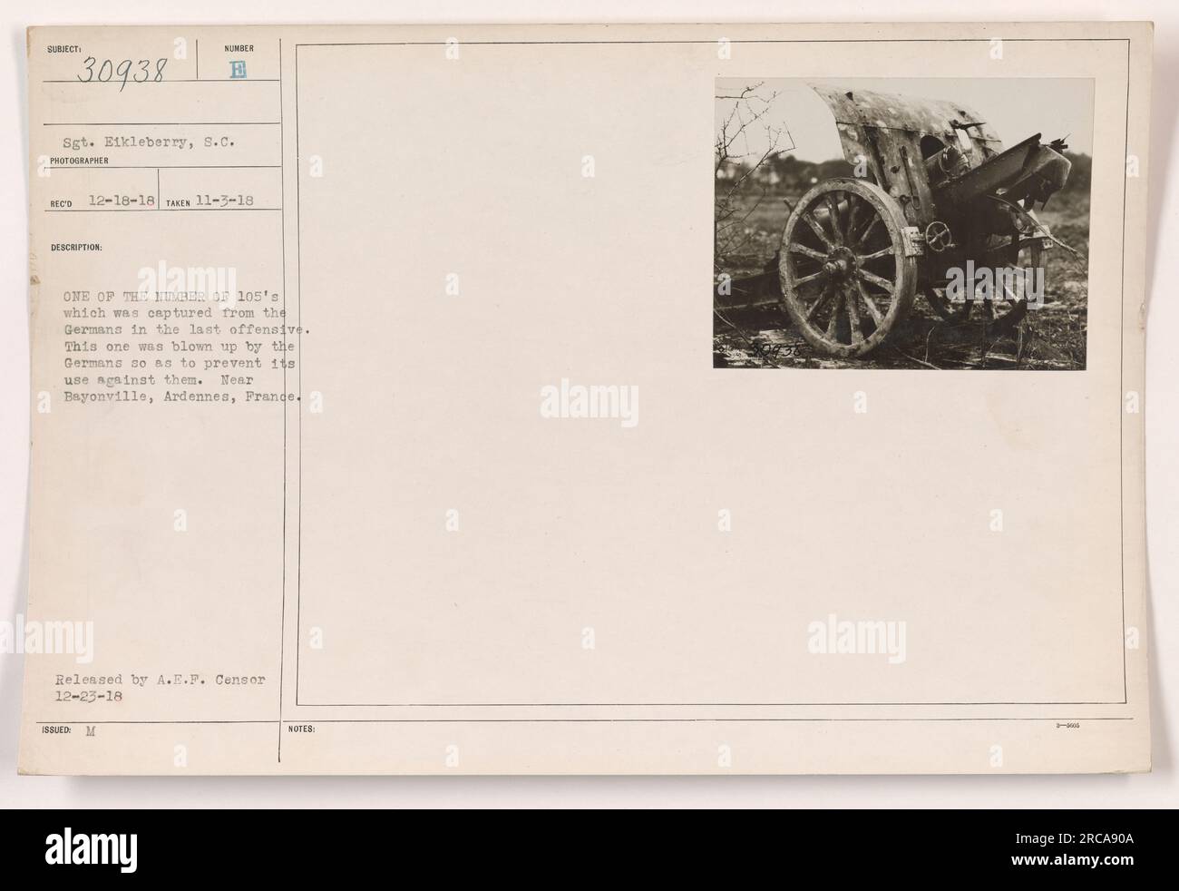 Un canon d'artillerie détruit de 105 capturé aux Allemands lors de la dernière offensive de la première Guerre mondiale. Le canon a été délibérément explosé par les Allemands pour empêcher son utilisation contre eux. La photographie a été prise près de Bayonville, Ardennes, France. Publié par A.E.F. Censurer et publié le 12-23-18. Banque D'Images