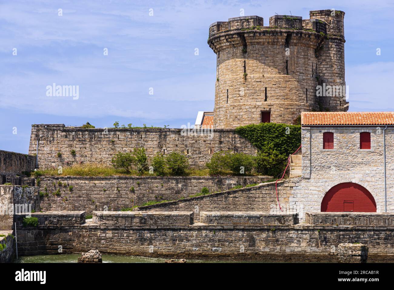 Fort de Socoa, forteresse défensive côtière historique protégeant la baie de Saint-Jean-de-Luz et le port, avec une tour circulaire. Ciboure, France Banque D'Images