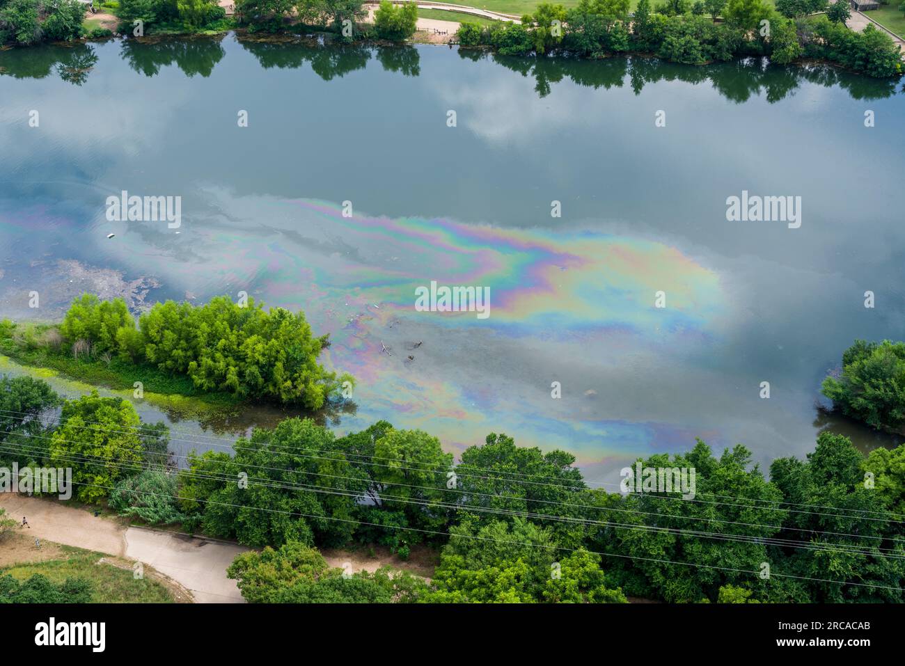 Ruissellement de pétrole des rues de la ville d'Austin dans Shoal Creek et dans Ladybird Lake ou Colorado River à Austin, Texas Banque D'Images