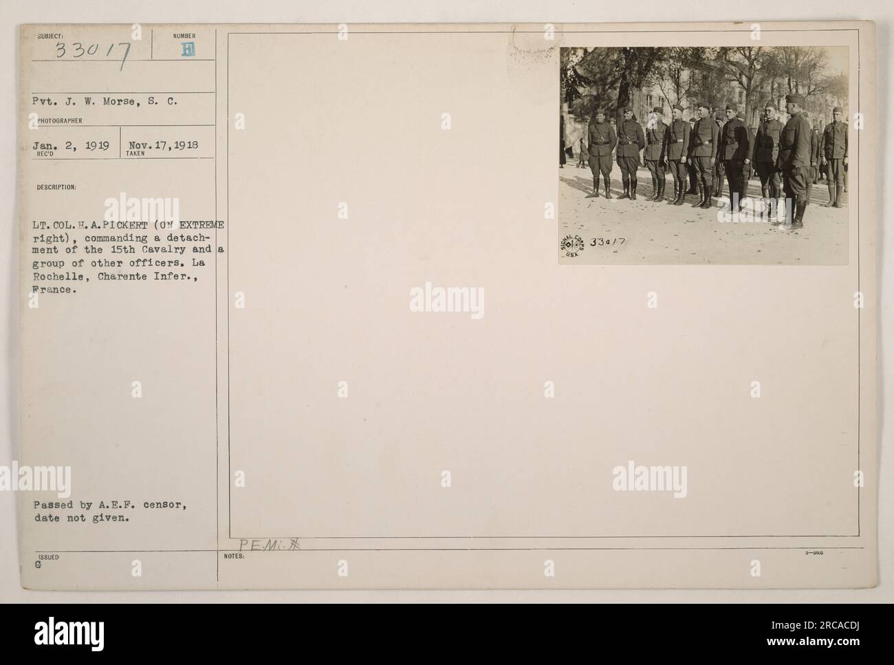 VP J.W. Morse, S.C., a photographié le lieutenant-colonel H.A. Pickert, commandant un détachement du 15th Cavalry, avec un groupe d'autres officiers. La photo a été prise à la Rochelle, Charente Inf., France. La date exacte du passage par le censeur de l'A.E.F. est inconnue, mais elle a été reçue et décrite le 2 janvier 1919. Cette image appartient à la collection de photographies des activités militaires américaines pendant la première Guerre mondiale (numéro de photographe H) et des notes indiquent qu'elle a été émise (approximativement) vers le 17 novembre 1918. Son authenticité est confirmée par G PEMI NOTES 334/7. Banque D'Images