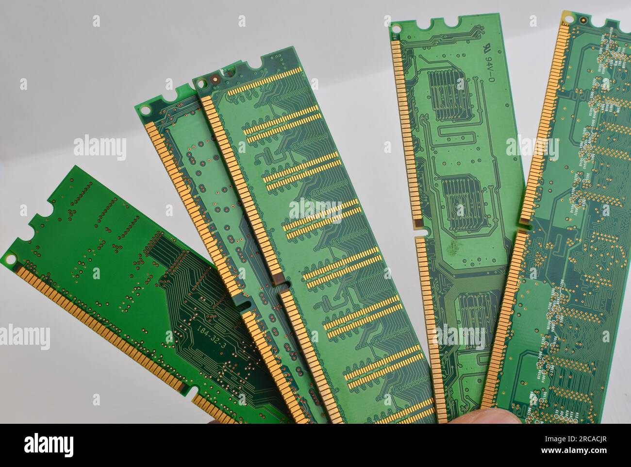 Détail d'une mémoire RAM DDR4, en gros plan, avec un fond clair, montrant la technologie de pointe utilisée dans les appareils électroniques. Banque D'Images