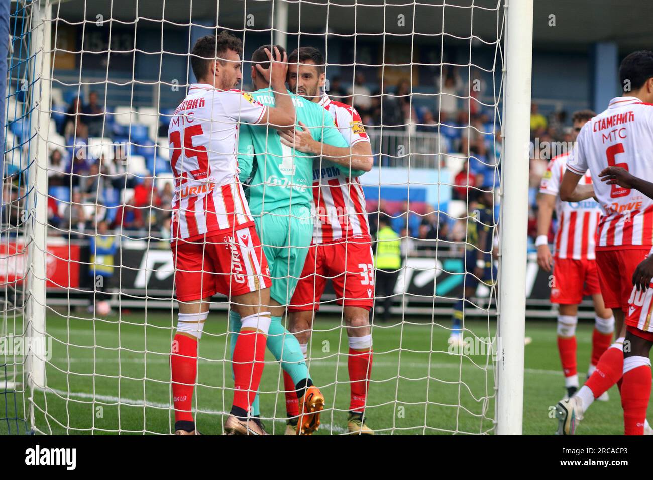 Saint-Pétersbourg, Russie. 12 juillet 2023. Strahinja Erakovic (25), Zoran Popovic (1), Srdjan Mijailovic (33), de Crvena Zvezda en action lors du match de football de la Premier Cup pari entre Fenerabahce Istanbul et Crvena Zvezda Belgrad à Gazprom Arena. L'équipe Crvena Zvezda FC a gagné contre Fenerabahce avec un score final de 3:1. (Photo Maksim Konstantinov/SOPA Images/Sipa USA) crédit : SIPA USA/Alamy Live News Banque D'Images