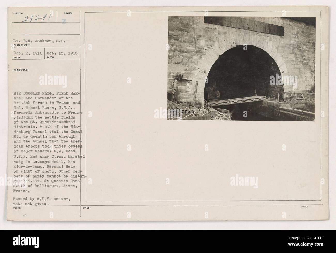 Le maréchal britannique Sir Douglas Haig (à droite) et les États-Unis Colonel Robert Bacon (à gauche) visitant le St. Champs de bataille de Quentin-Cambrai pendant la première Guerre mondiale. Ils sont vus à l'embouchure du tunnel Hindenburg, qui a traversé le canal Saint-de-Quentin. Troupes américaines, sous les ordres du major général G.W. Reed a réussi à prendre le contrôle du tunnel. Les autres membres du parti ne sont pas identifiables. La photo a été prise le 2 décembre 1918 et approuvée par le censeur de l'A.E.F. Banque D'Images