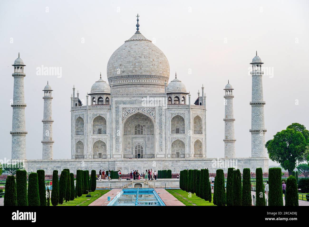 Agra, Inde -- 12 avril 2023. Une photo longue distance du Taj Mahal avec des touristes se rassemblant devant le bâtiment Banque D'Images