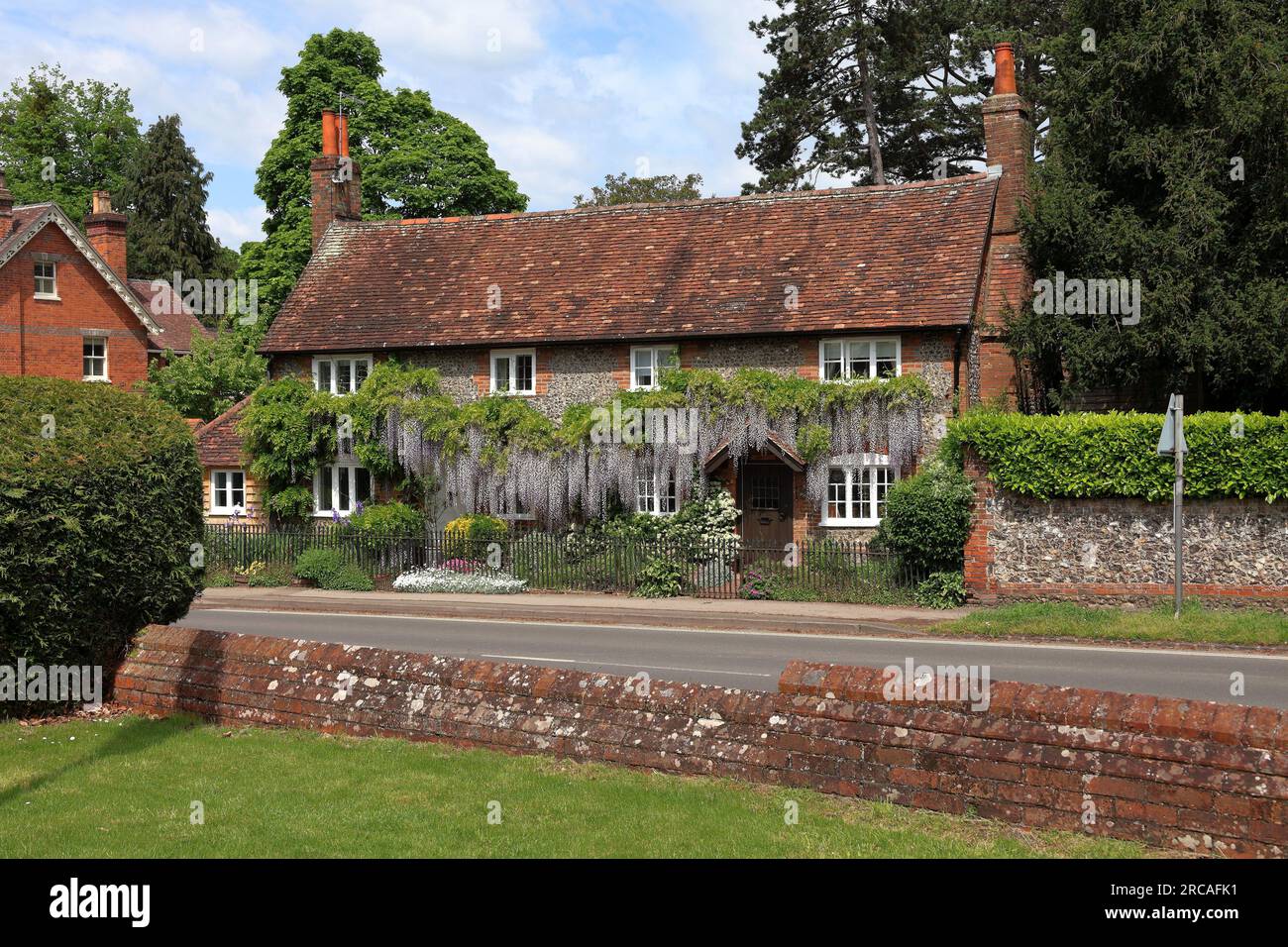 Village traditionnel anglais Cottage et jardin avec Wisteria couvrant les murs Banque D'Images