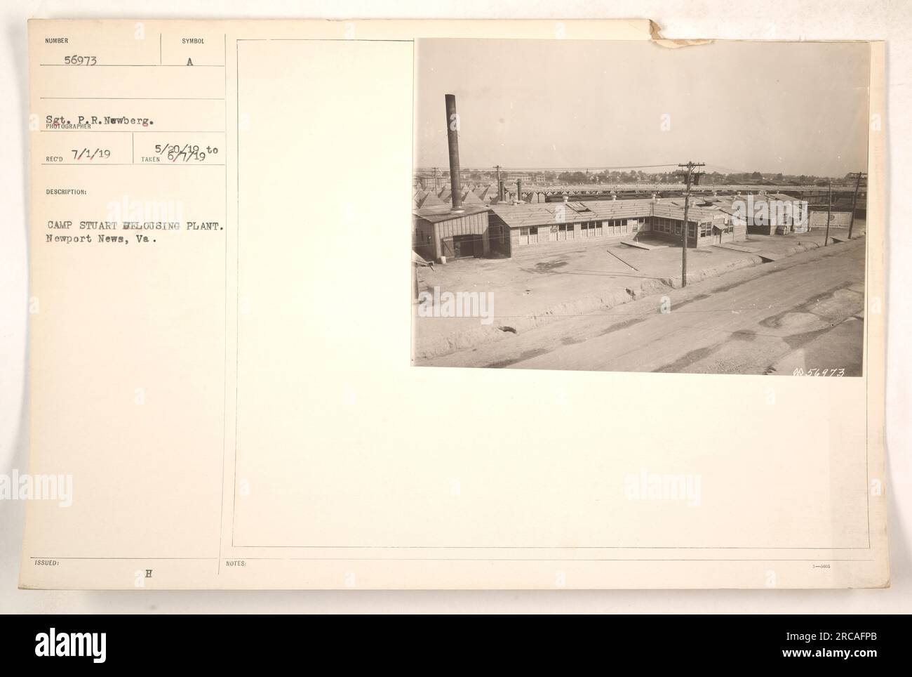 Des hommes se tiennent devant l'usine de Delousing Camp Stuart à Newport News, Virginie. L'usine a été utilisée pendant la première Guerre mondiale pour décontaminer les vêtements et l'équipement des soldats. Le processus était essentiel pour prévenir les maladies et maintenir les conditions sanitaires pour les militaires. Banque D'Images