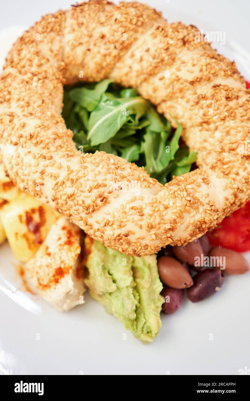 Petit déjeuner turc avec simit, fromage, tomate, concombre, olives. Petit déjeuner avec café au restaurant. Repas nutritif du matin Banque D'Images