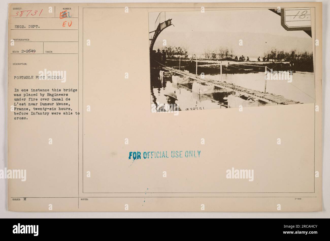 « L'image montre un pont flottant portable installé par les ingénieurs pendant la première Guerre mondiale. Ce pont a été placé avec succès sous le feu ennemi au-dessus du canal de l'est près de Dun-sur-Meuse, en France. Il a fallu aux ingénieurs vingt-six heures pour terminer l'installation, permettant à l'infanterie de traverser. Photo : ECD 2-2649. » Banque D'Images