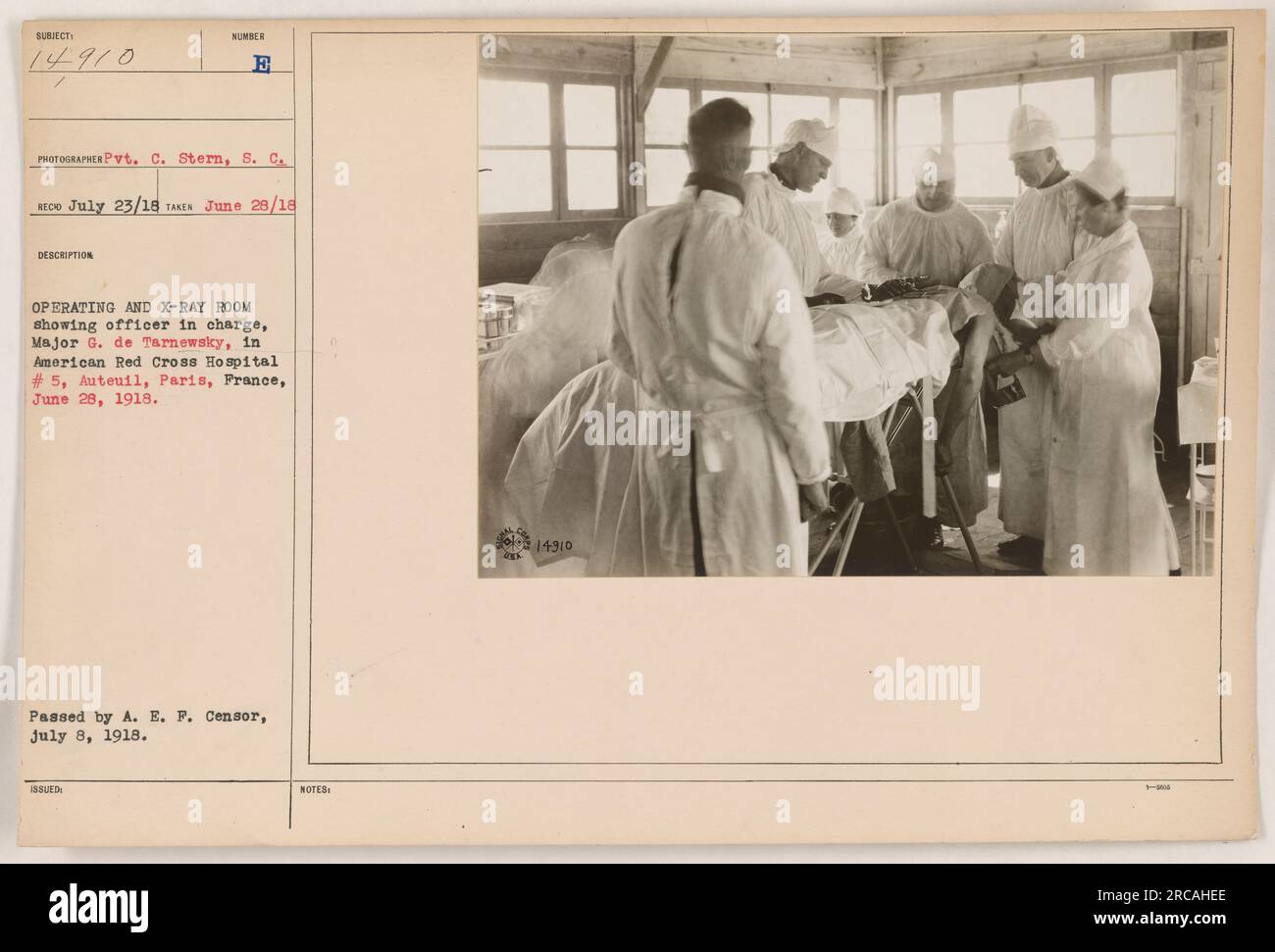 Salle d'opération et de radiographie à l'hôpital de la Croix-Rouge américaine #5, Auteuil, Paris, France. La photographie montre le major G. de Tarnowsky, l'officier responsable, le 23 juillet 1918. L'image a été prise le 28 juin 1918 par le soldat C. Stern. Il a été autorisé pour publication par le censeur A. E. P. le 8 juillet 1918. Banque D'Images