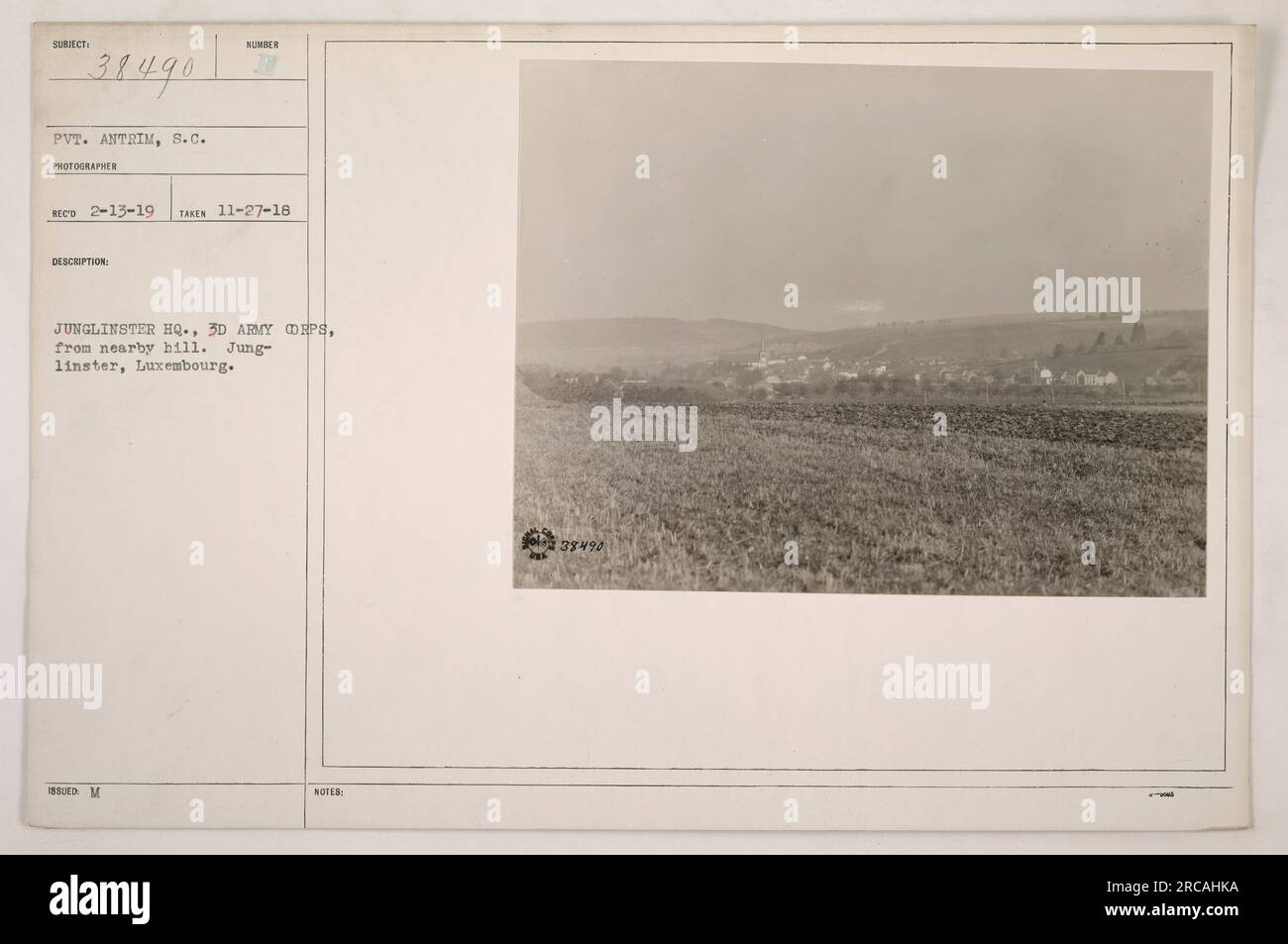 Une photographie prise le 27 novembre 1918 montre le quartier général de Junglinster, 3e corps d'armée, situé à Linster, Luxembourg. L'image a été prise par le soldat Antrim et reçue par le photographe le 13 février 1919. Les notes accompagnant la photographie indiquent que le numéro attribué est 33490. Banque D'Images