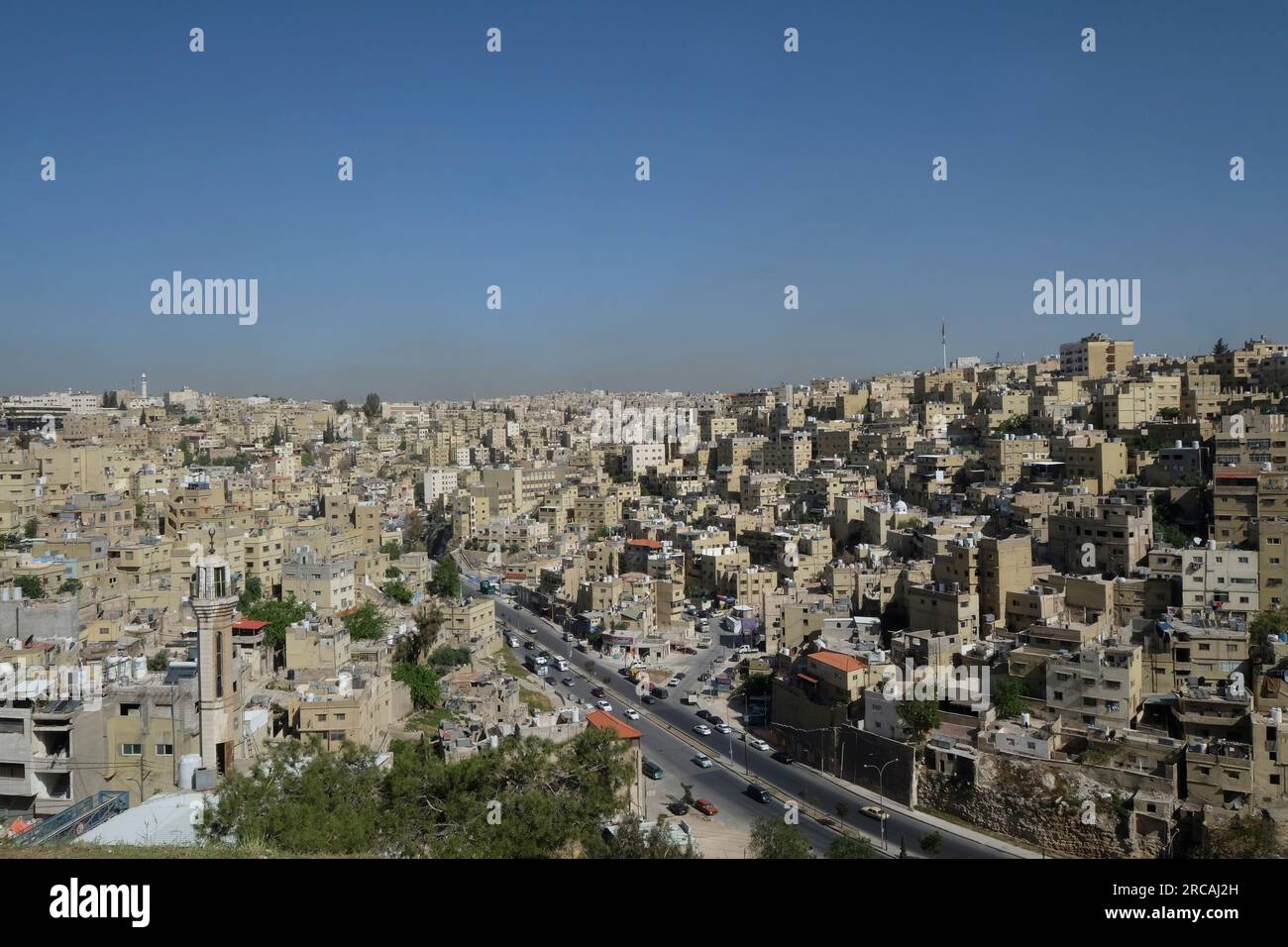 Amman Skyline bâtiments modernes et la circulation dans la rue. Amman, Jordanie Banque D'Images