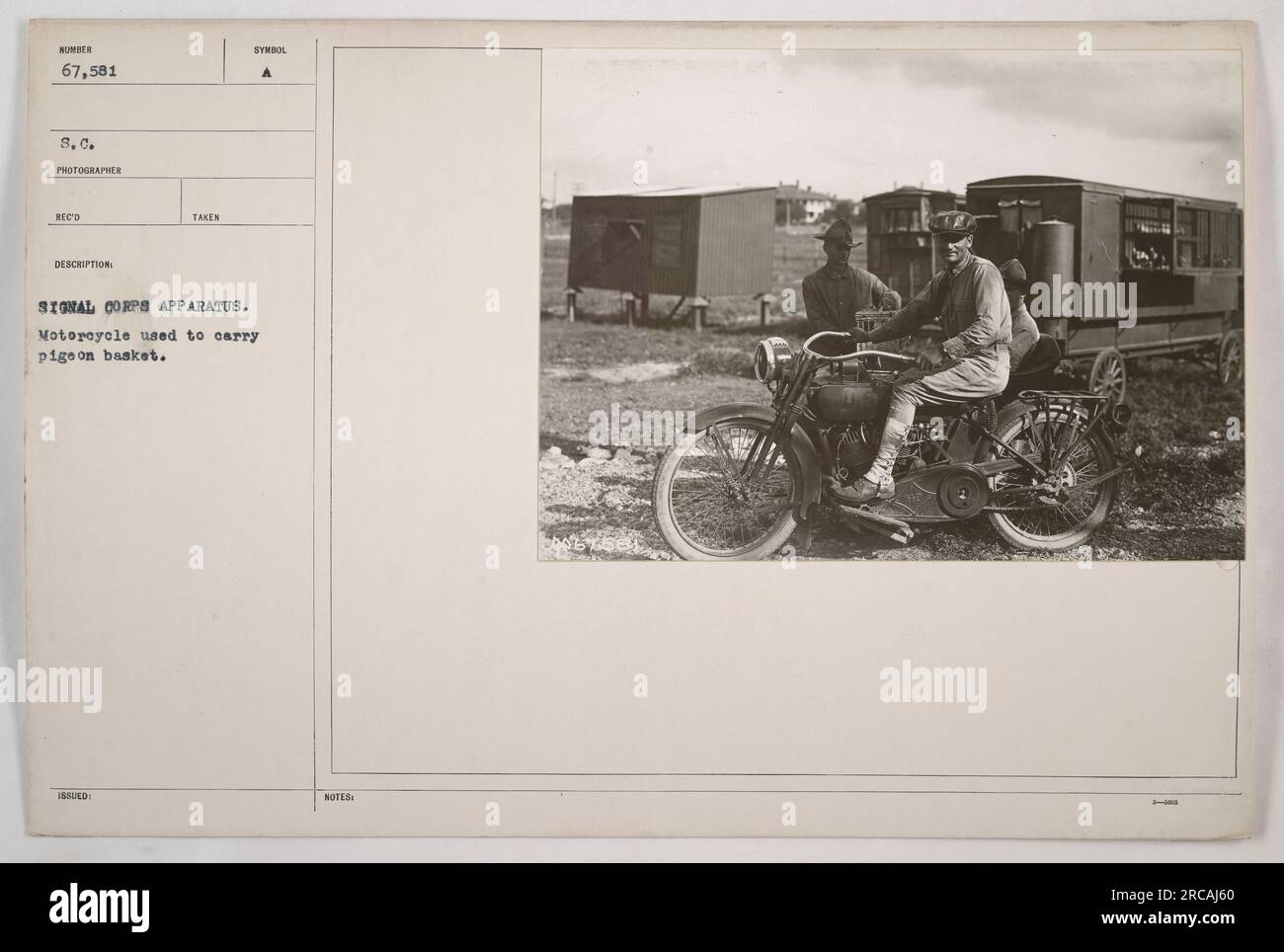 Un appareil de signal corps, plus précisément une moto, utilisé pour transporter un panier de pigeon. La photographie est numérotée 67 581 3.C et a été prise pendant la première Guerre mondiale. Le photographe a reçu la description et l'image a été émise sous le symbole A. Banque D'Images